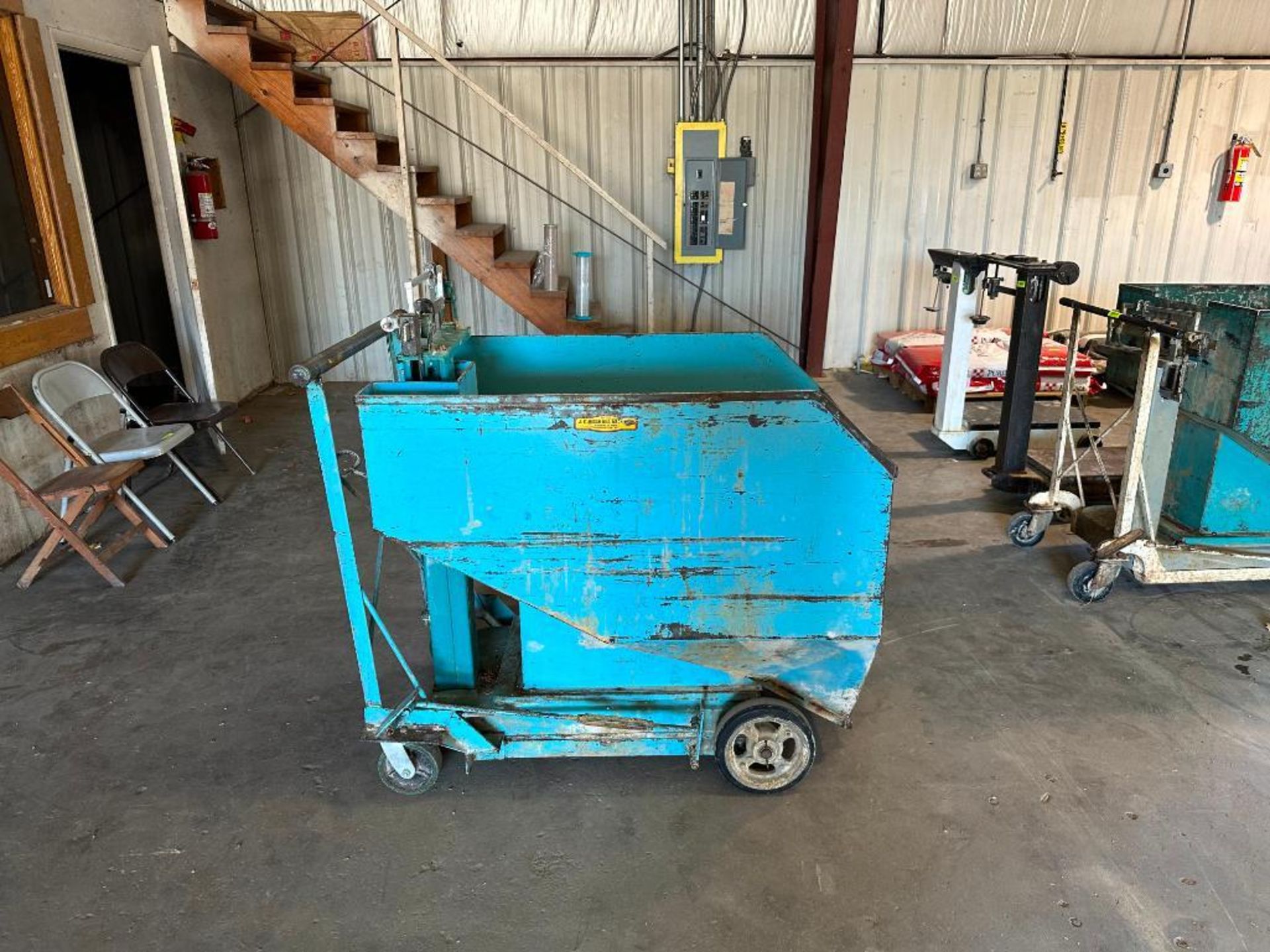 1000 LB GRAIN BUGGY W/ SCALE SIZE: 1000 LB CAPACITY LOCATION: MAIN WAREHOUSE - Image 4 of 17