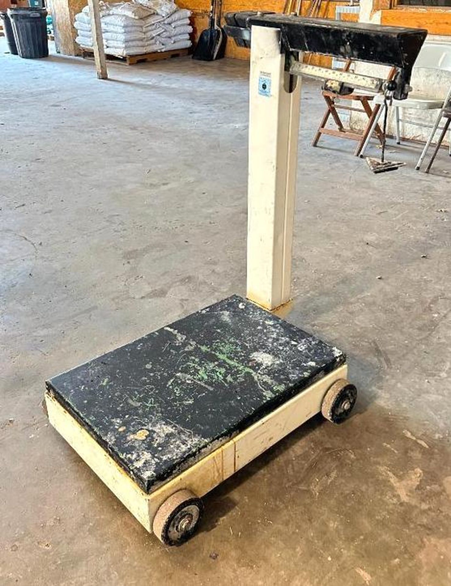 INDUSTRIAL 300 LB CAPACITY MOBILE FLOOR SCALE SIZE: 300 LB CAPACITY LOCATION: MAIN WAREHOUSE