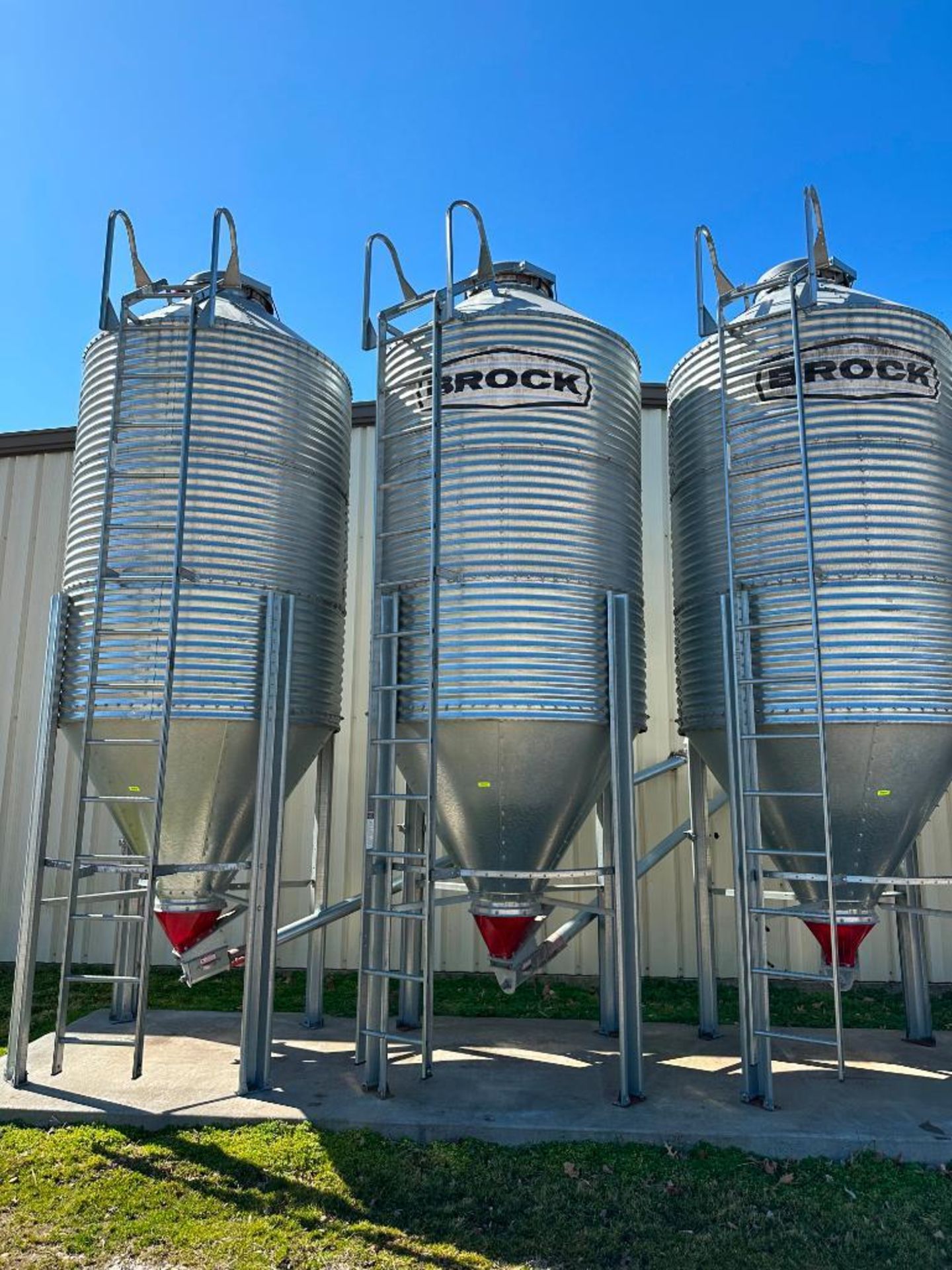 BROCK 6FT DEED & WET-HOLDING HOPPER BINS BRAND/MODEL: BROCK INFORMATION: 6' DIAMETER W/ 60 DEGREE HO - Image 3 of 7