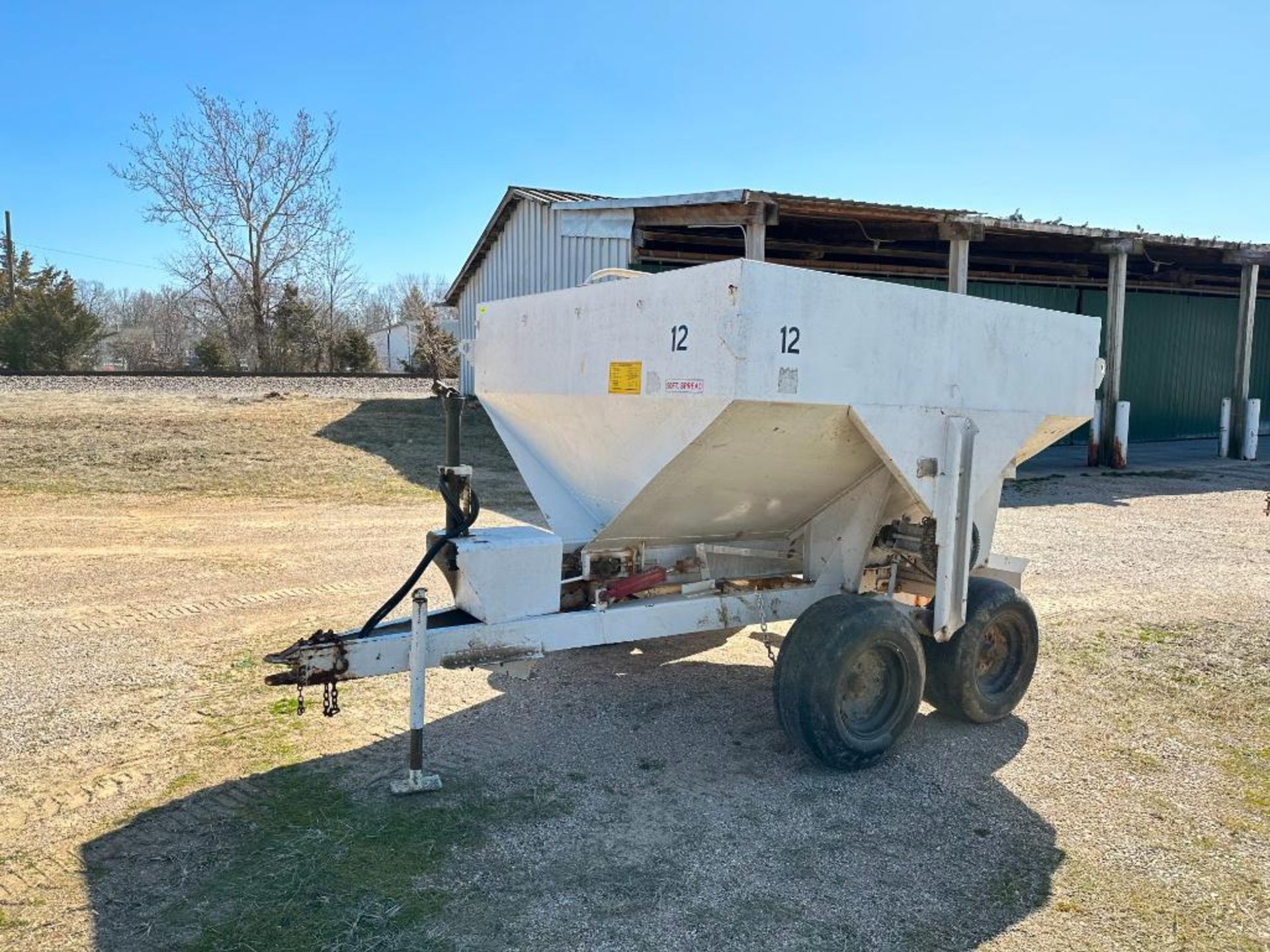 SIMONSEN 5-TON FERTILIZER SPREADER BRAND/MODEL: SIMONSEN SMC1754S INFORMATION: 5-TON CAP, 50' SPREAD - Image 5 of 30