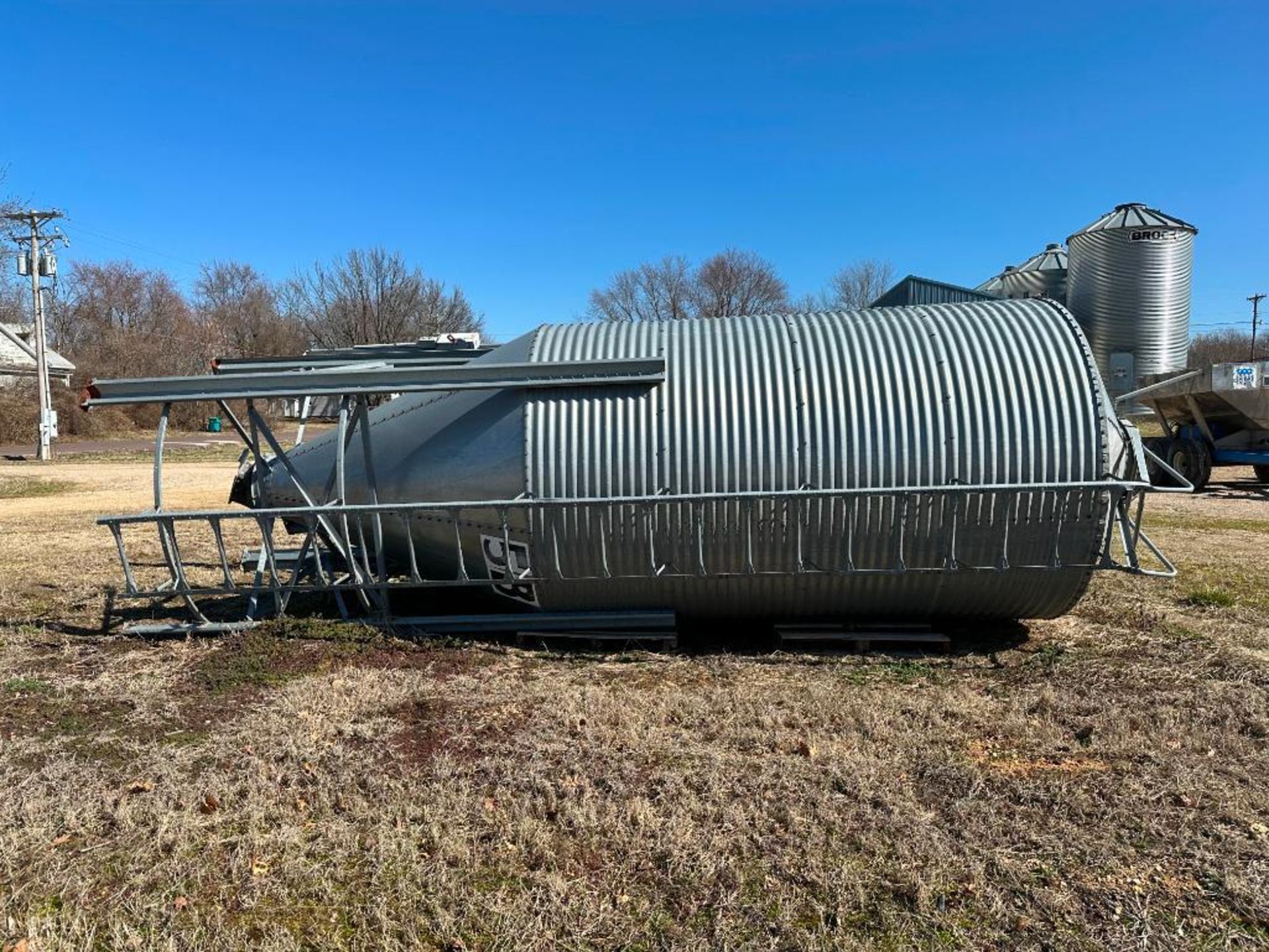 BROCK 7FT DIAMETER FEED & WET-HOLDING HOPPER BIN BRAND/MODEL: BROCK INFORMATION: 7' DIAMETER W/ 45 & - Image 3 of 9