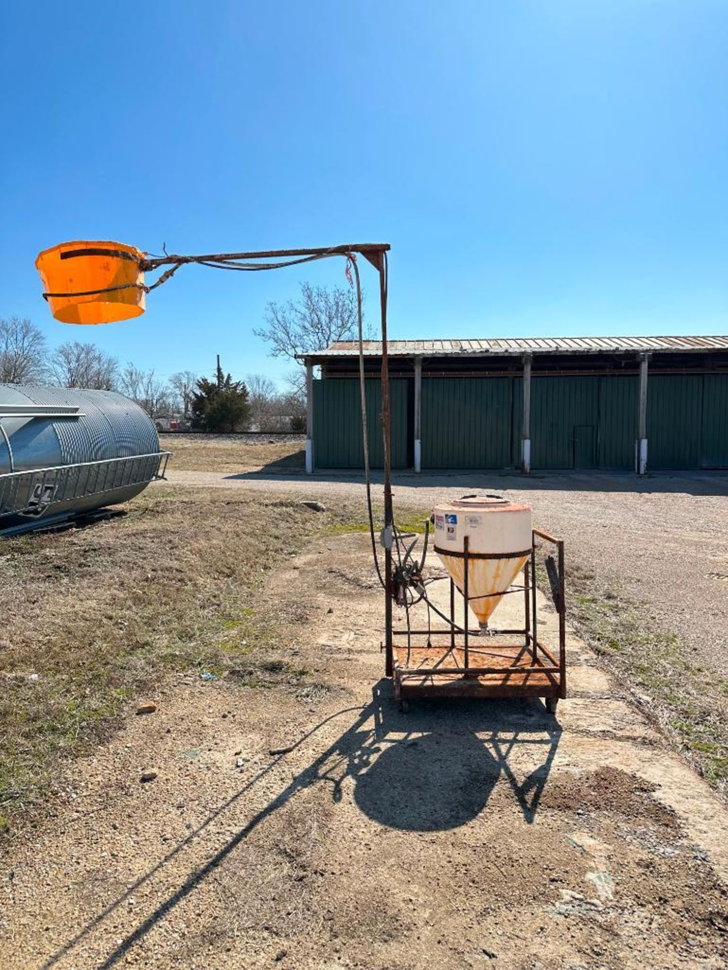 INDUSTRIAL FERTILIZER W/ 30 GALLON TANK & REMCO 5500 SERIES PUMP SIZE: 30 GALLON LOCATION: LOT - Image 2 of 13