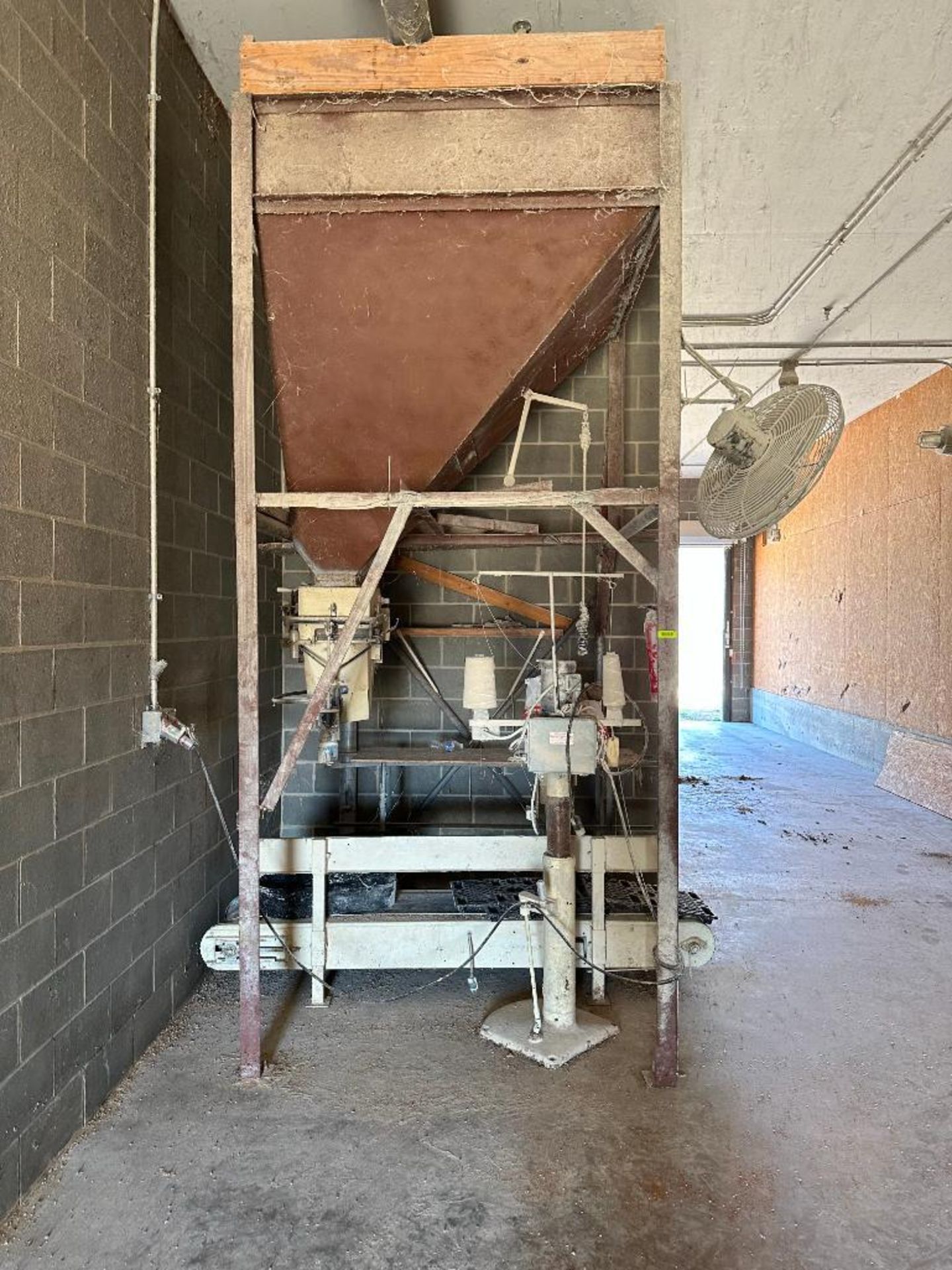 BRATCHER'S ANIMAL FEED BAGGING SYSTEM AS SHOWN (SEE PHOTOS) INFORMATION: INCLUDES STORAGE HOPPER, ME - Image 3 of 16