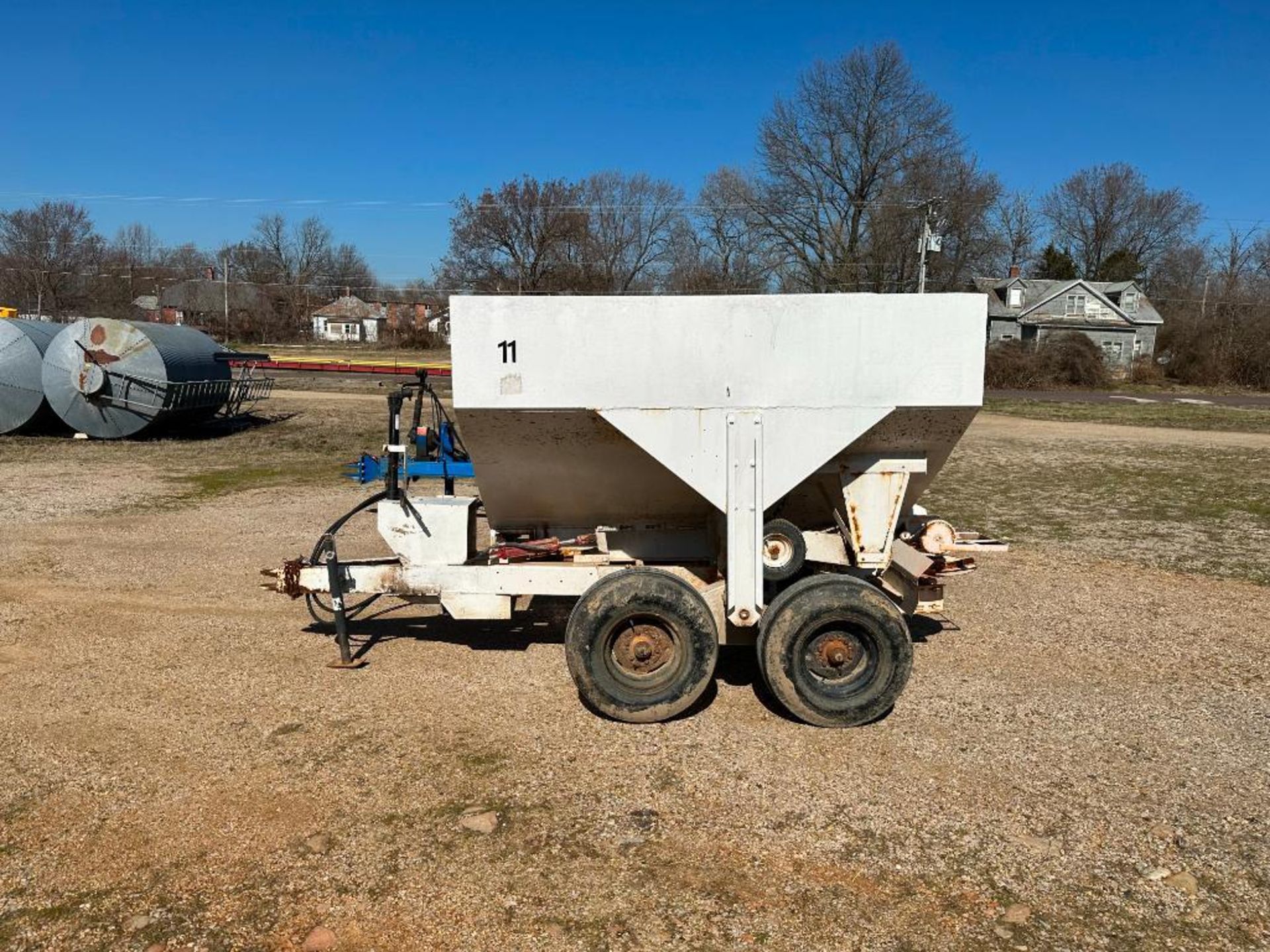 SIMONSEN 5-TON FERTILIZER SPREADER BRAND/MODEL: SIMONSEN SMC1754S INFORMATION: 5-TON CAP, 50' SPREAD - Image 7 of 28