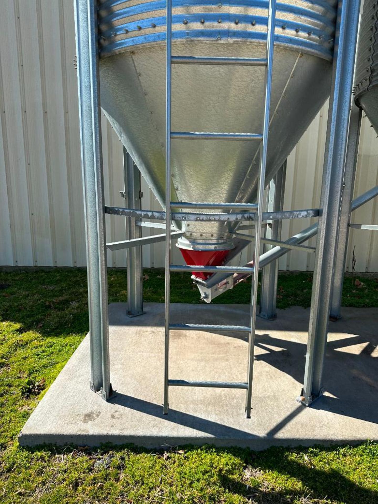 BROCK 6FT DEED & WET-HOLDING HOPPER BINS BRAND/MODEL: BROCK INFORMATION: 6' DIAMETER W/ 60 DEGREE HO - Image 7 of 7