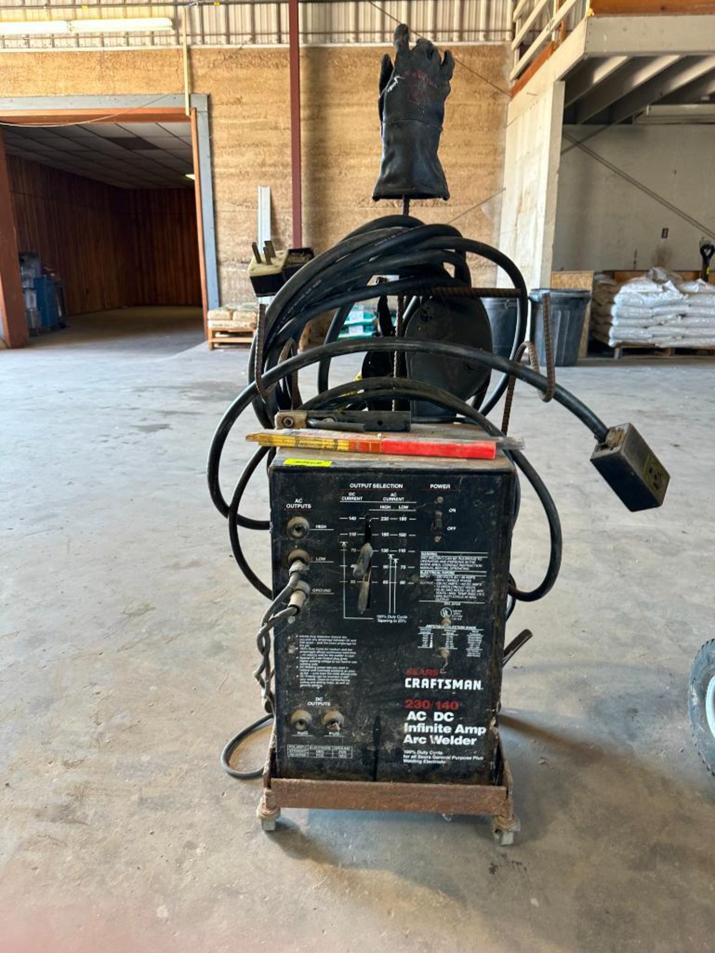 CRAFTSMAN 230/140 AC DC INFINITE AMP ARC WELDER LOCATION: MAIN WAREHOUSE - Image 2 of 8