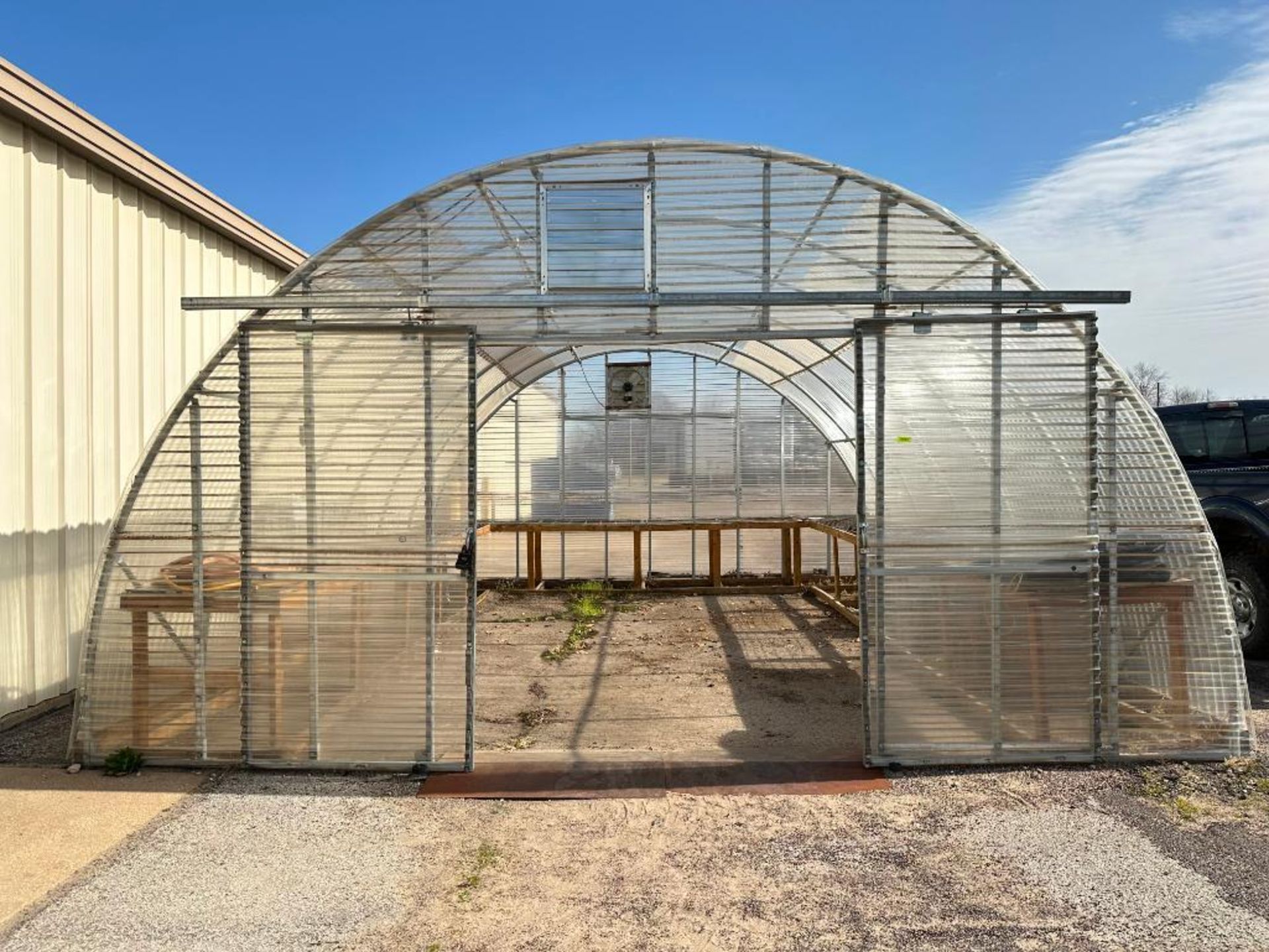 25' X 20' PLASTIC GREEN HOUSE W/ (2) EXHAUST FANS INFORMATION: WOODEN SHELF FRAMING SHOWN IN ADDITIO - Image 17 of 26