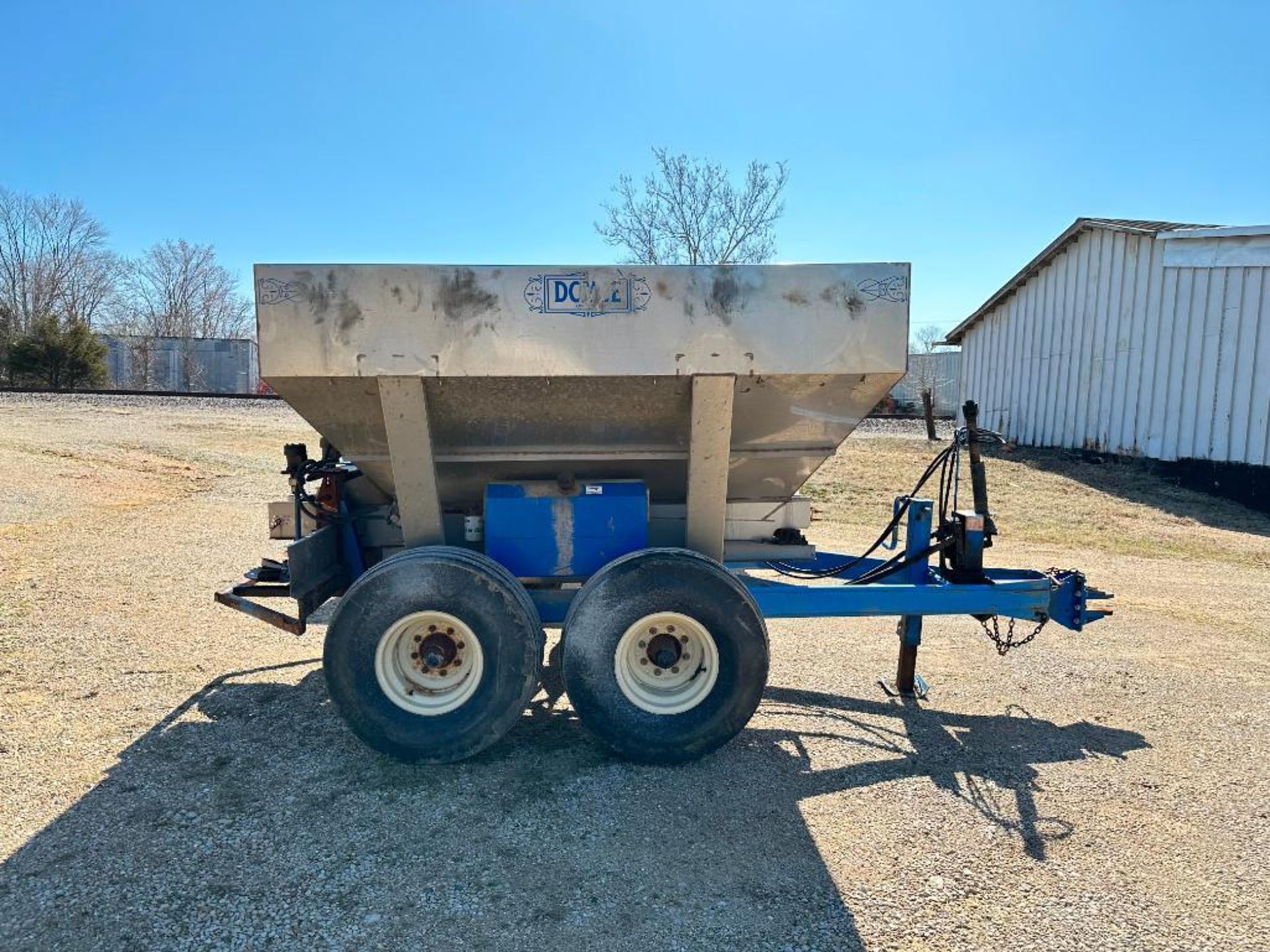 DOYLE PULL-TYPE DRY LITTER/ FERTILIZER SPREADER BRAND/MODEL: DOYLE GWD6T-ST INFORMATION: 6-TON CAP, - Image 7 of 36