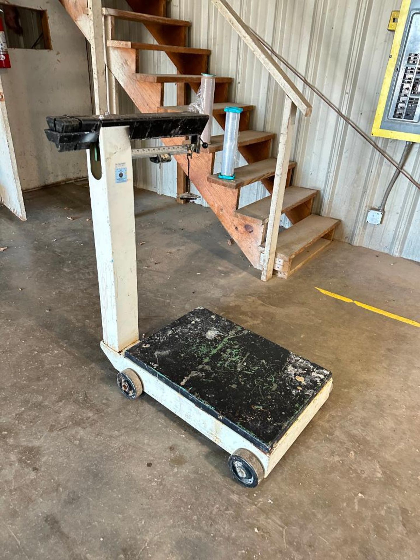 INDUSTRIAL 300 LB CAPACITY MOBILE FLOOR SCALE SIZE: 300 LB CAPACITY LOCATION: MAIN WAREHOUSE - Image 2 of 5