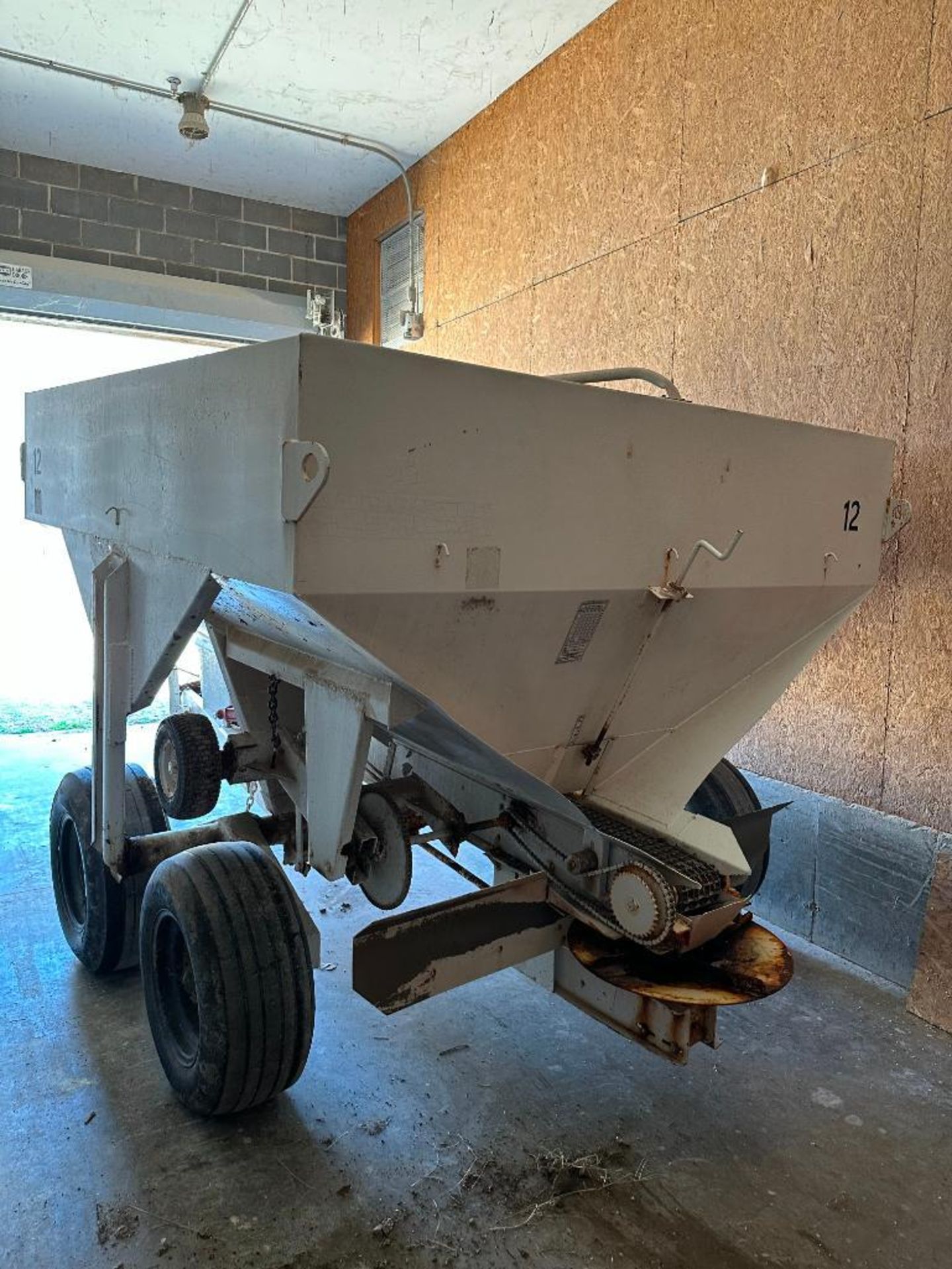 SIMONSEN 5-TON FERTILIZER SPREADER BRAND/MODEL: SIMONSEN SMC1754S INFORMATION: 5-TON CAP, 50' SPREAD - Image 25 of 30