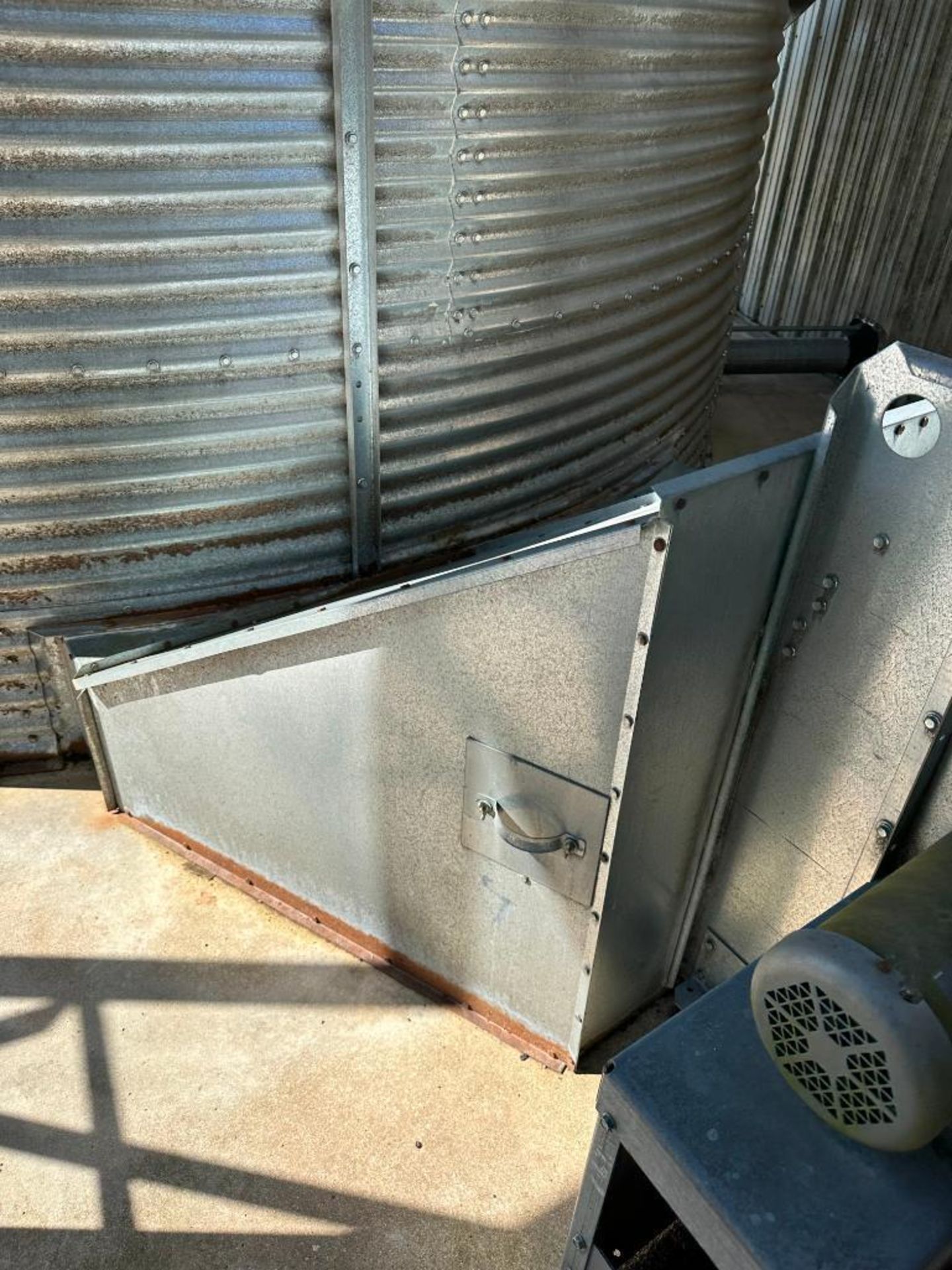 BROCK 21' ON FARM FEED HOLDING BIN W/ 22" CENTRIFUGAL FAN W/ CONTROL (SEE PHOTOS) BRAND/MODEL: BROCK - Image 20 of 21