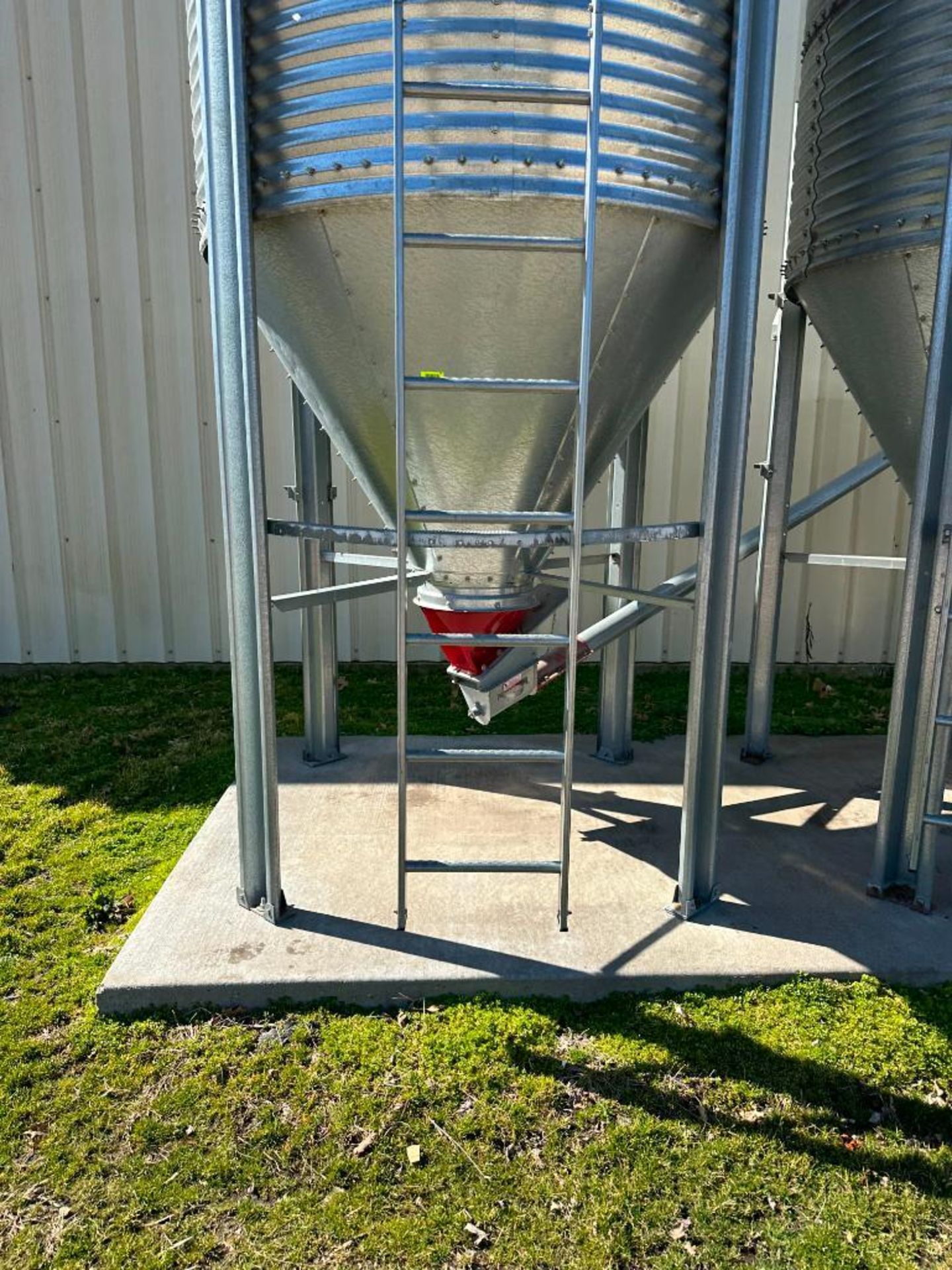 BROCK 6FT DEED & WET-HOLDING HOPPER BINS BRAND/MODEL: BROCK INFORMATION: 6' DIAMETER W/ 60 DEGREE HO - Image 5 of 9