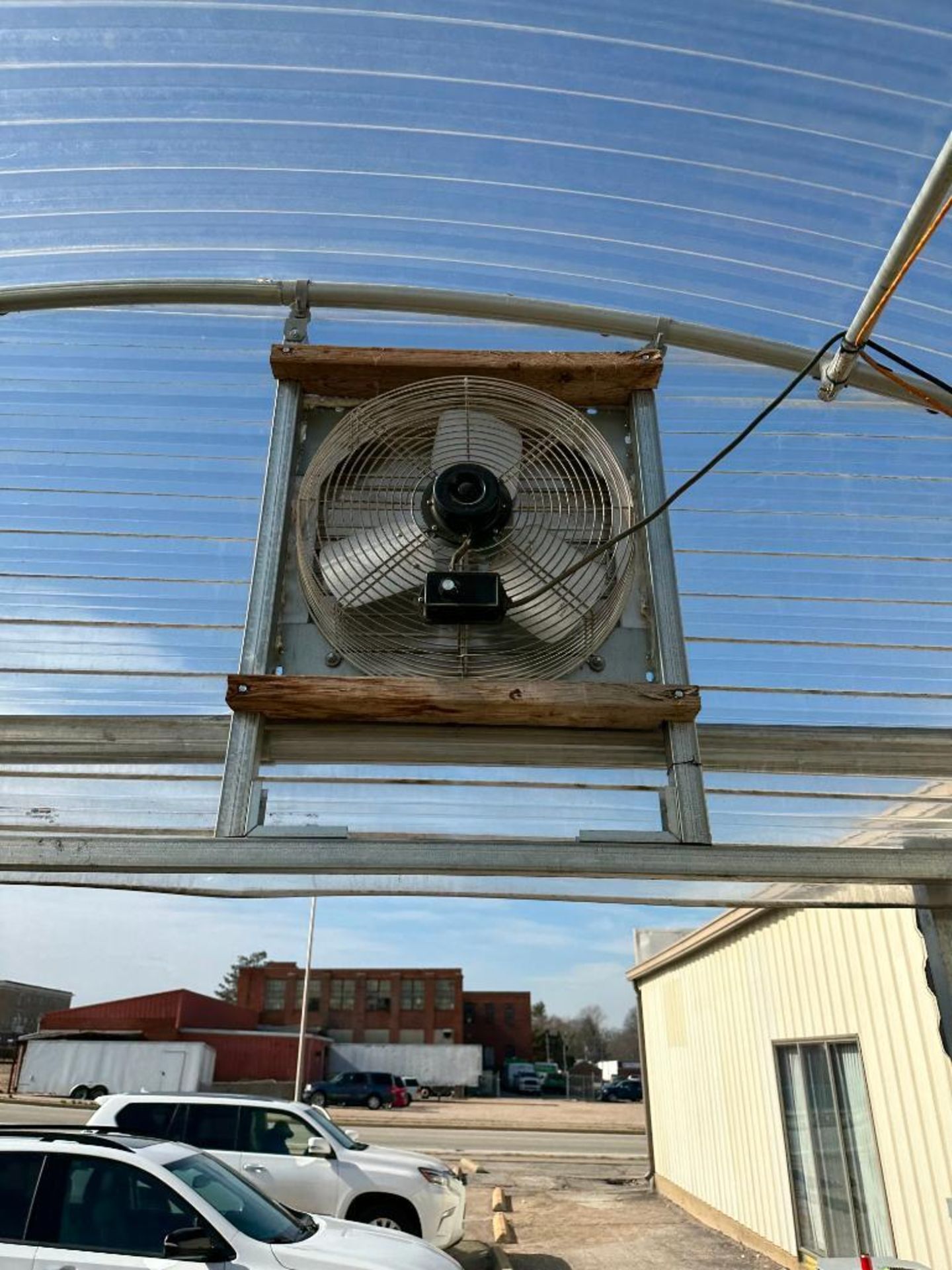 25' X 20' PLASTIC GREEN HOUSE W/ (2) EXHAUST FANS INFORMATION: WOODEN SHELF FRAMING SHOWN IN ADDITIO - Image 23 of 26