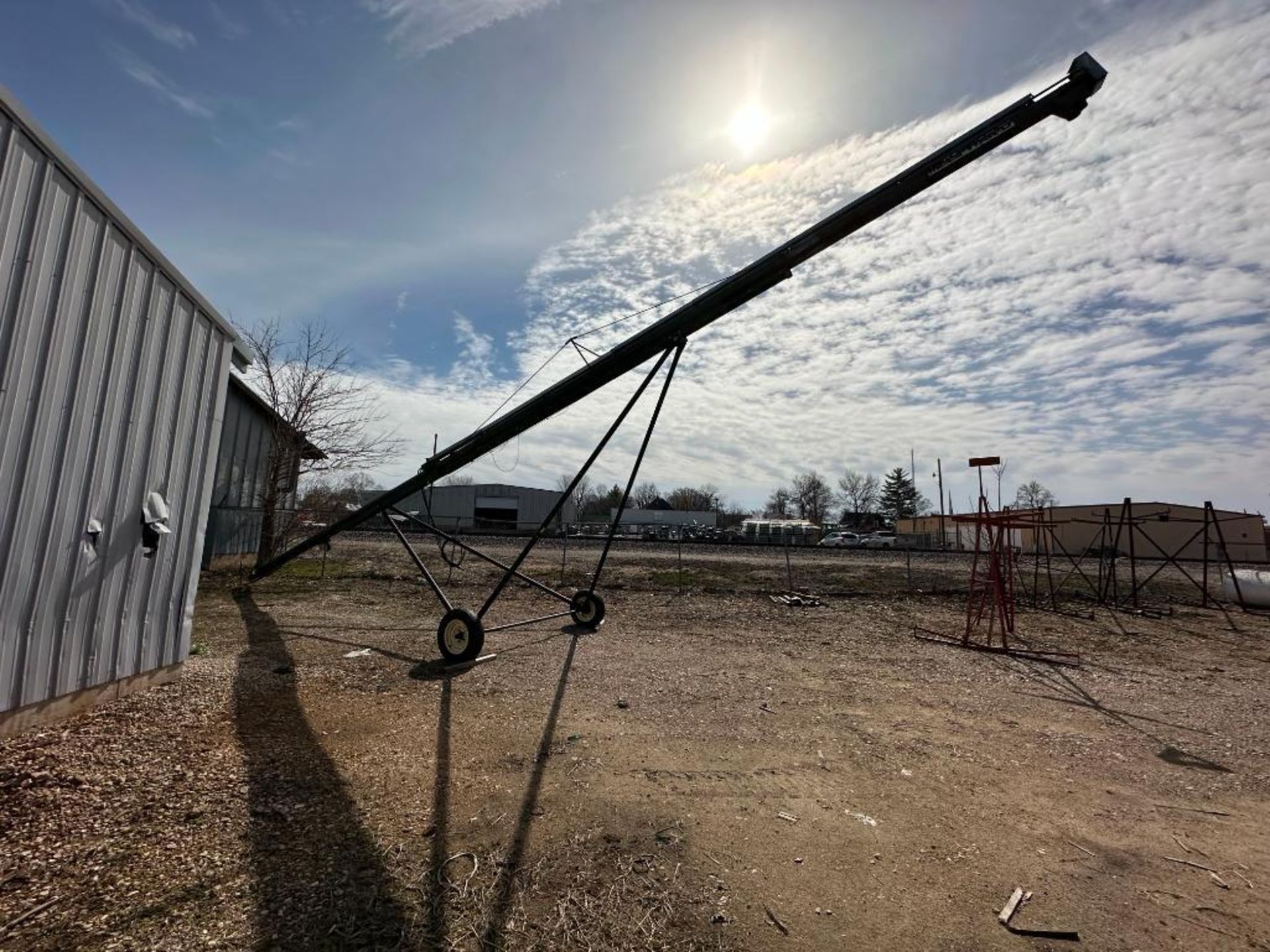 40 FT MOBILE GRAIN AUGER INFORMATION: IN WORKING CONDITION SIZE: 40' LOCATION: LOT - Image 2 of 15