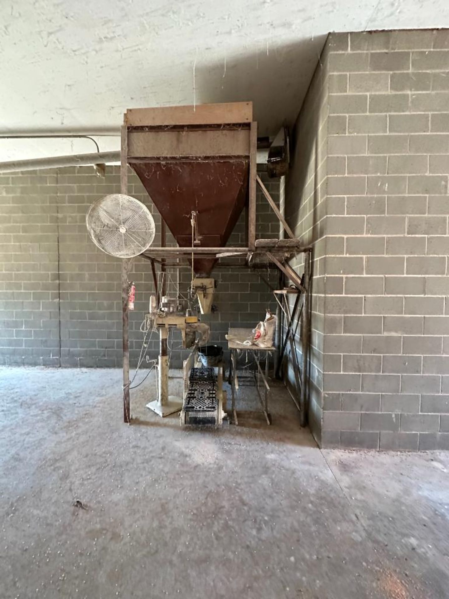 BRATCHER'S ANIMAL FEED BAGGING SYSTEM AS SHOWN (SEE PHOTOS) INFORMATION: INCLUDES STORAGE HOPPER, ME - Image 7 of 16