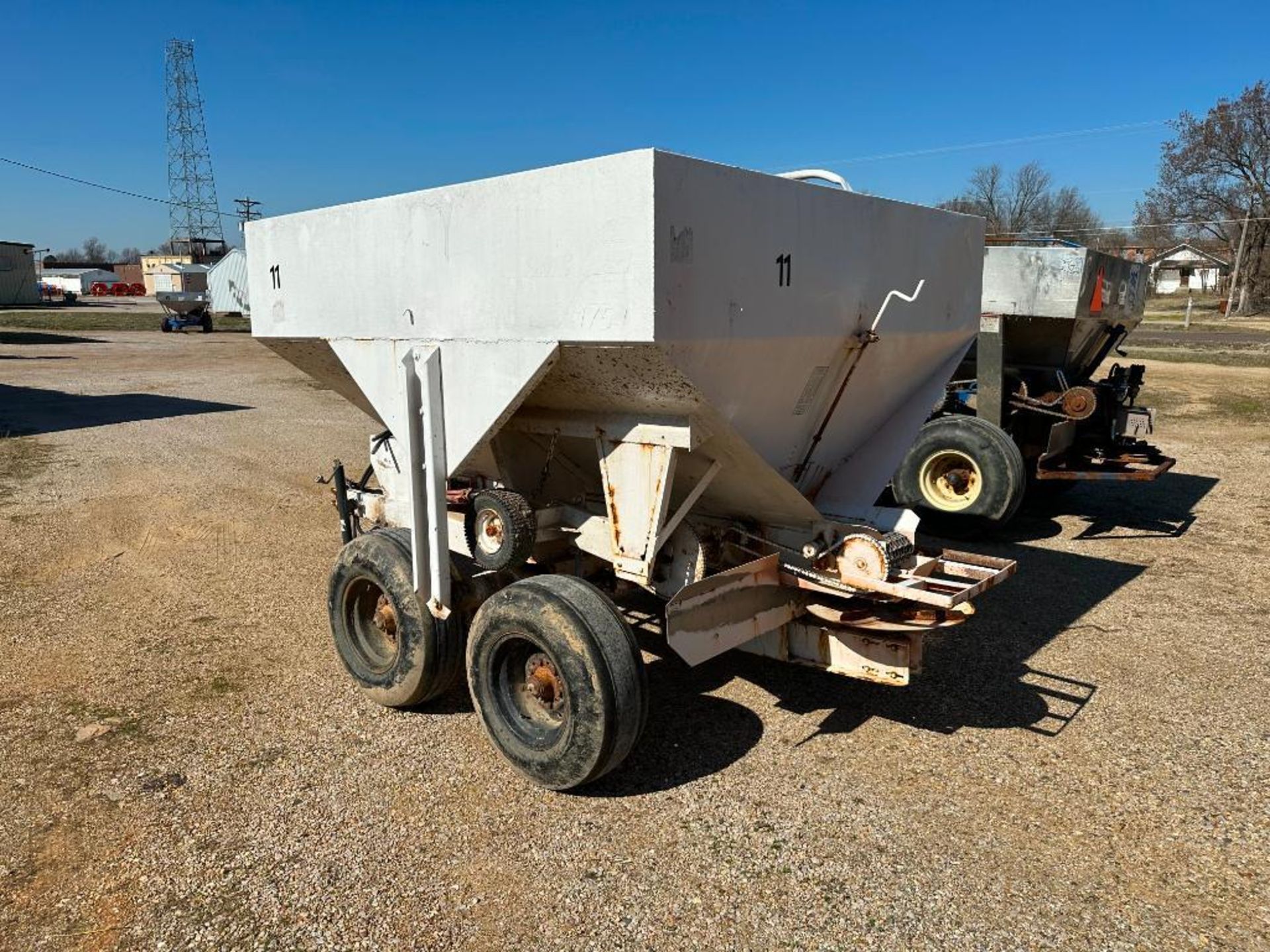 SIMONSEN 5-TON FERTILIZER SPREADER BRAND/MODEL: SIMONSEN SMC1754S INFORMATION: 5-TON CAP, 50' SPREAD - Image 13 of 28