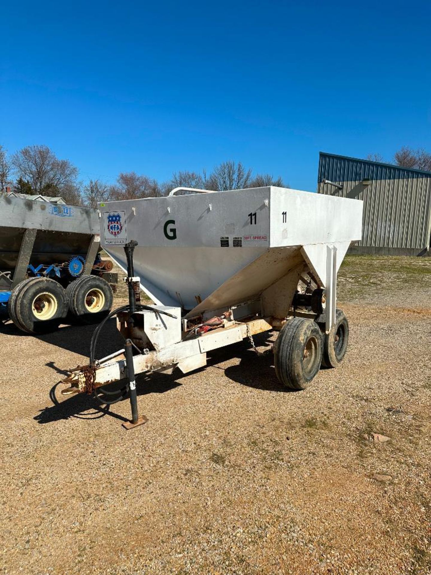 SIMONSEN 5-TON FERTILIZER SPREADER BRAND/MODEL: SIMONSEN SMC1754S INFORMATION: 5-TON CAP, 50' SPREAD - Image 5 of 28