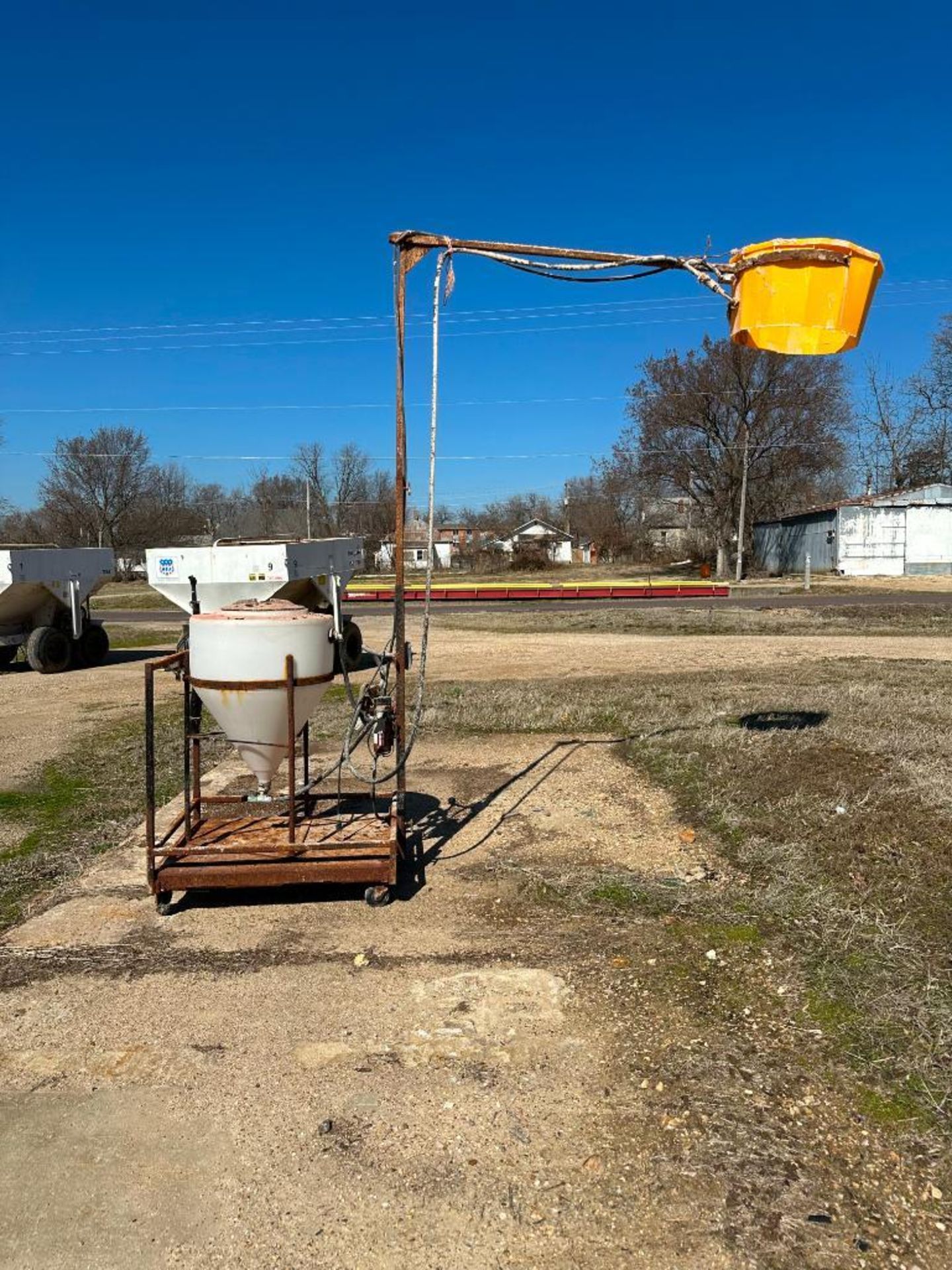 INDUSTRIAL FERTILIZER W/ 30 GALLON TANK & REMCO 5500 SERIES PUMP SIZE: 30 GALLON LOCATION: LOT - Image 5 of 13