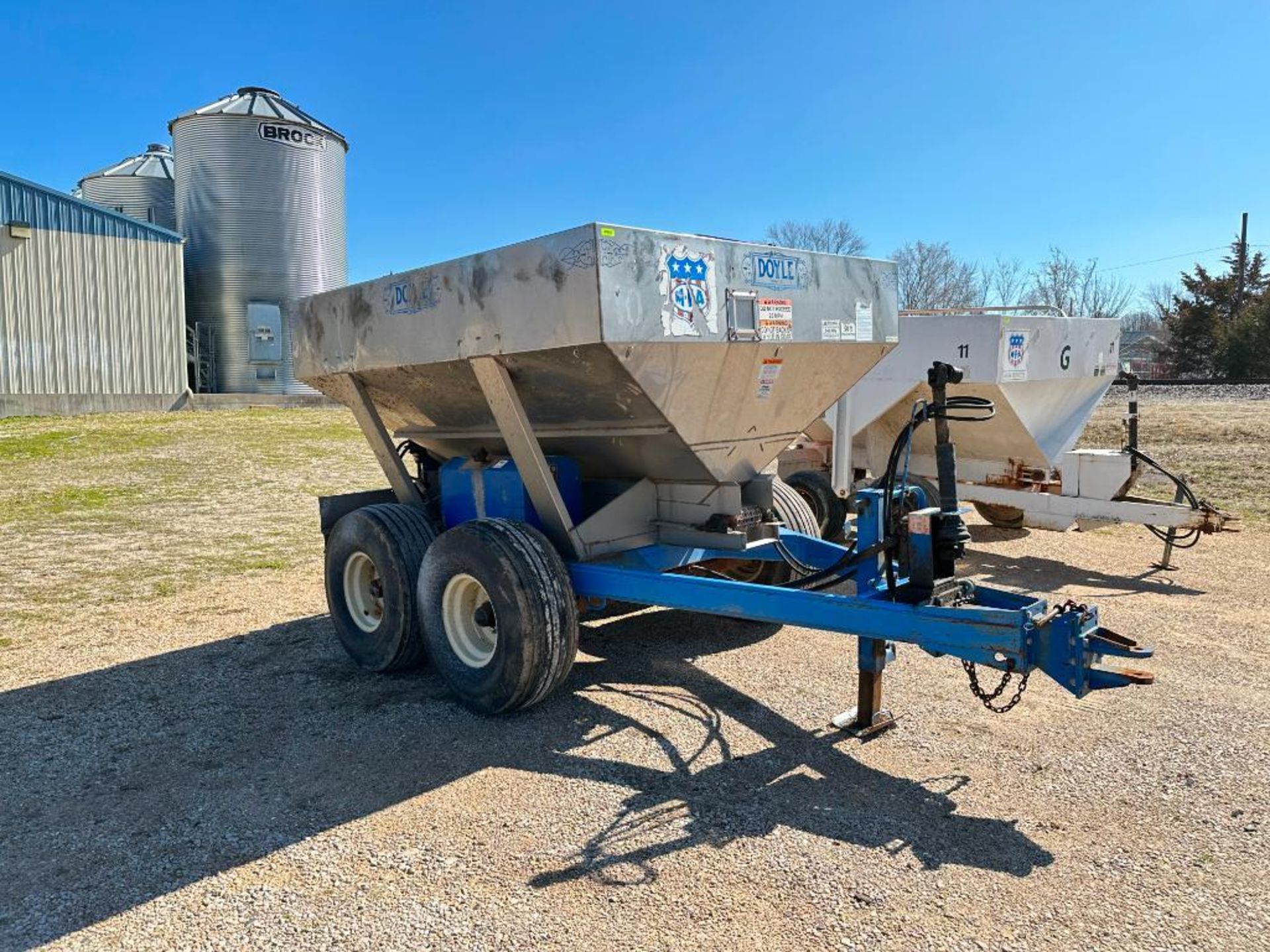 DOYLE PULL-TYPE DRY LITTER/ FERTILIZER SPREADER BRAND/MODEL: DOYLE GWD6T-ST INFORMATION: 6-TON CAP, - Image 10 of 36