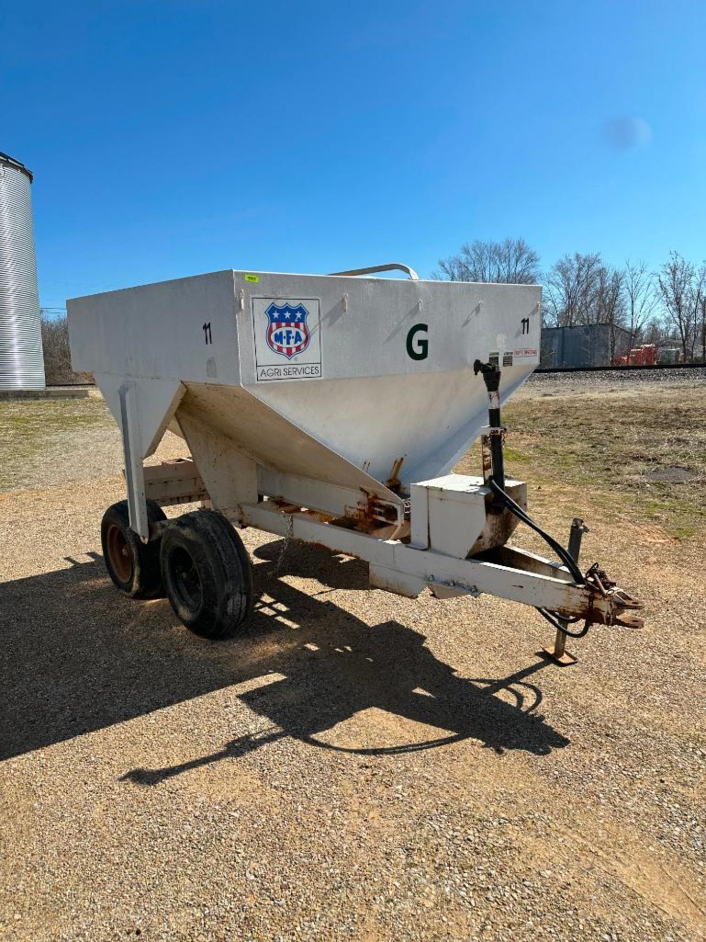 SIMONSEN 5-TON FERTILIZER SPREADER BRAND/MODEL: SIMONSEN SMC1754S INFORMATION: 5-TON CAP, 50' SPREAD - Image 4 of 28