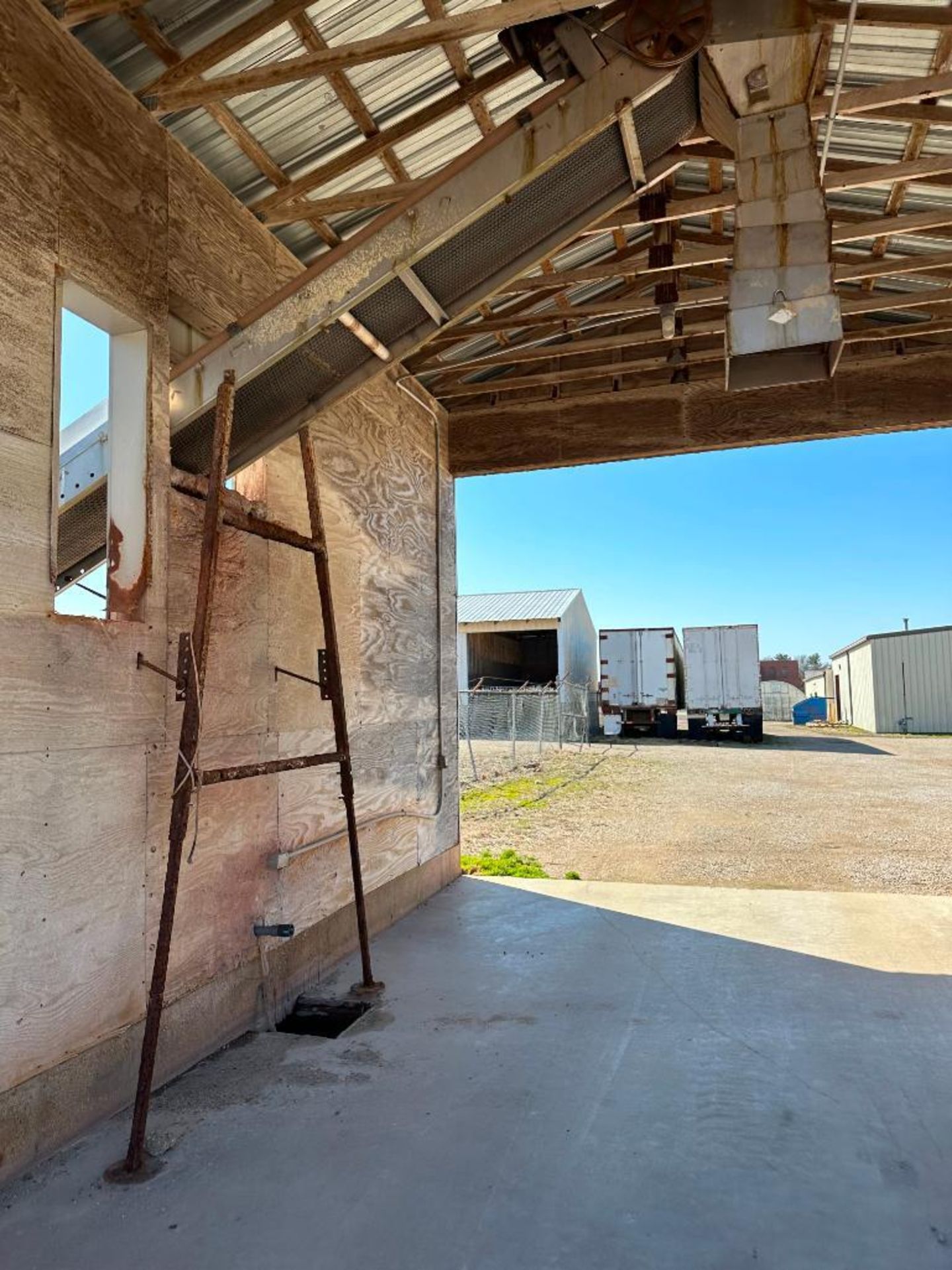 COMMERICAL FEED MILL COMPLETE PACKAGE (INCLUDES ENTIRE UNIT W/ CONVEYOR FEED THROUGH SHED WALLS, SEE - Image 18 of 24