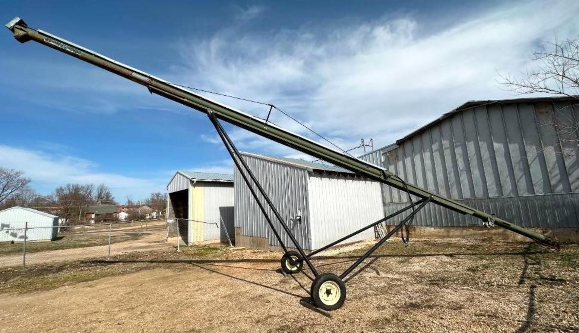 40 FT MOBILE GRAIN AUGER INFORMATION: IN WORKING CONDITION SIZE: 40' LOCATION: LOT