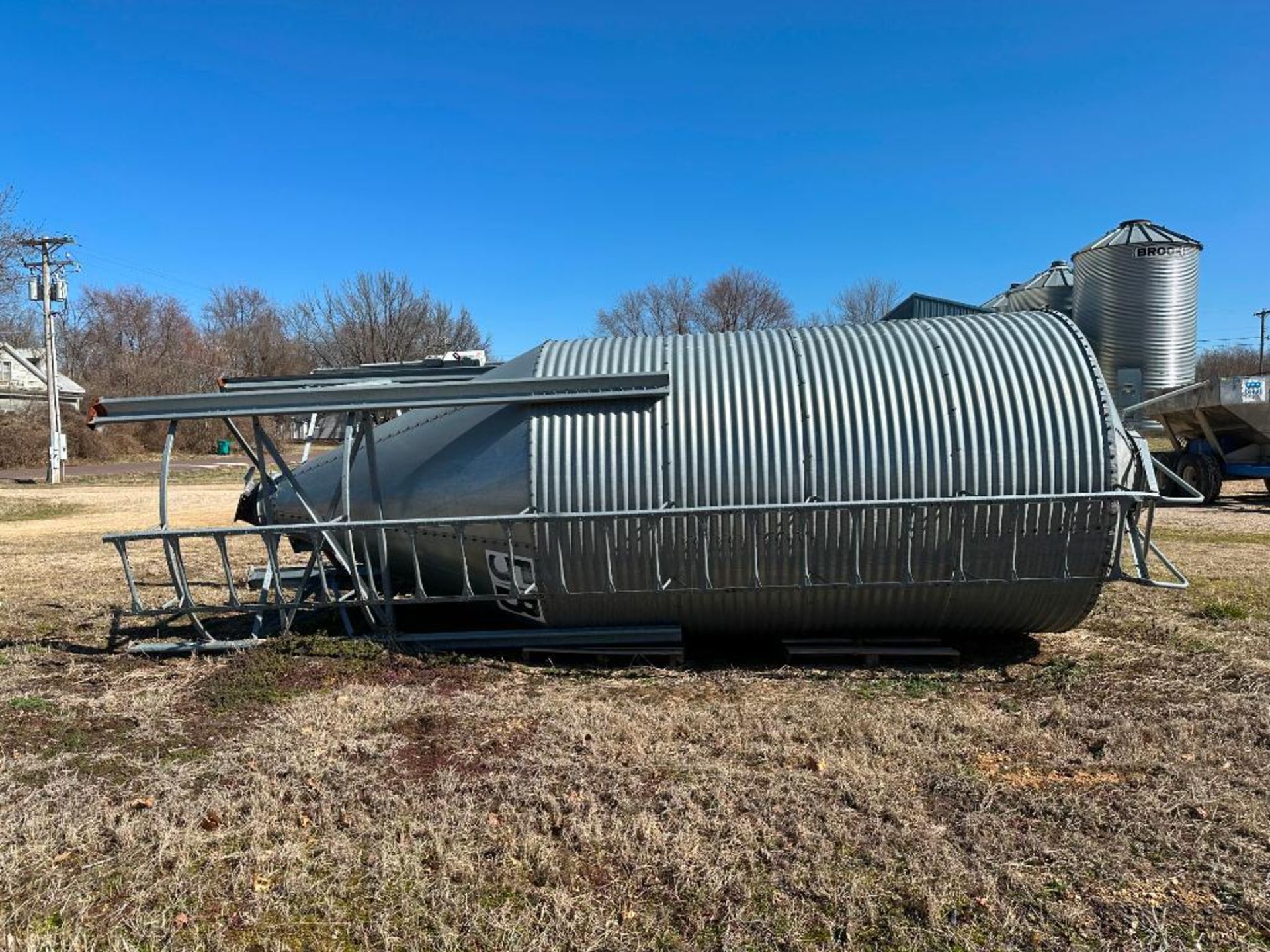 BROCK 7FT DIAMETER FEED & WET-HOLDING HOPPER BIN BRAND/MODEL: BROCK INFORMATION: 7' DIAMETER W/ 45 & - Image 2 of 9