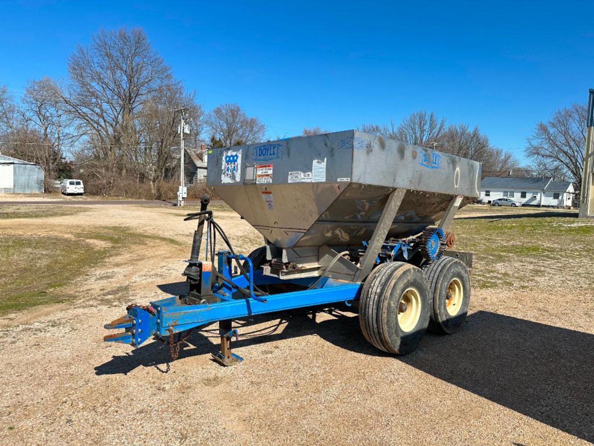 DOYLE PULL-TYPE DRY LITTER/ FERTILIZER SPREADER BRAND/MODEL: DOYLE GWD6T-ST INFORMATION: 6-TON CAP, - Image 2 of 36