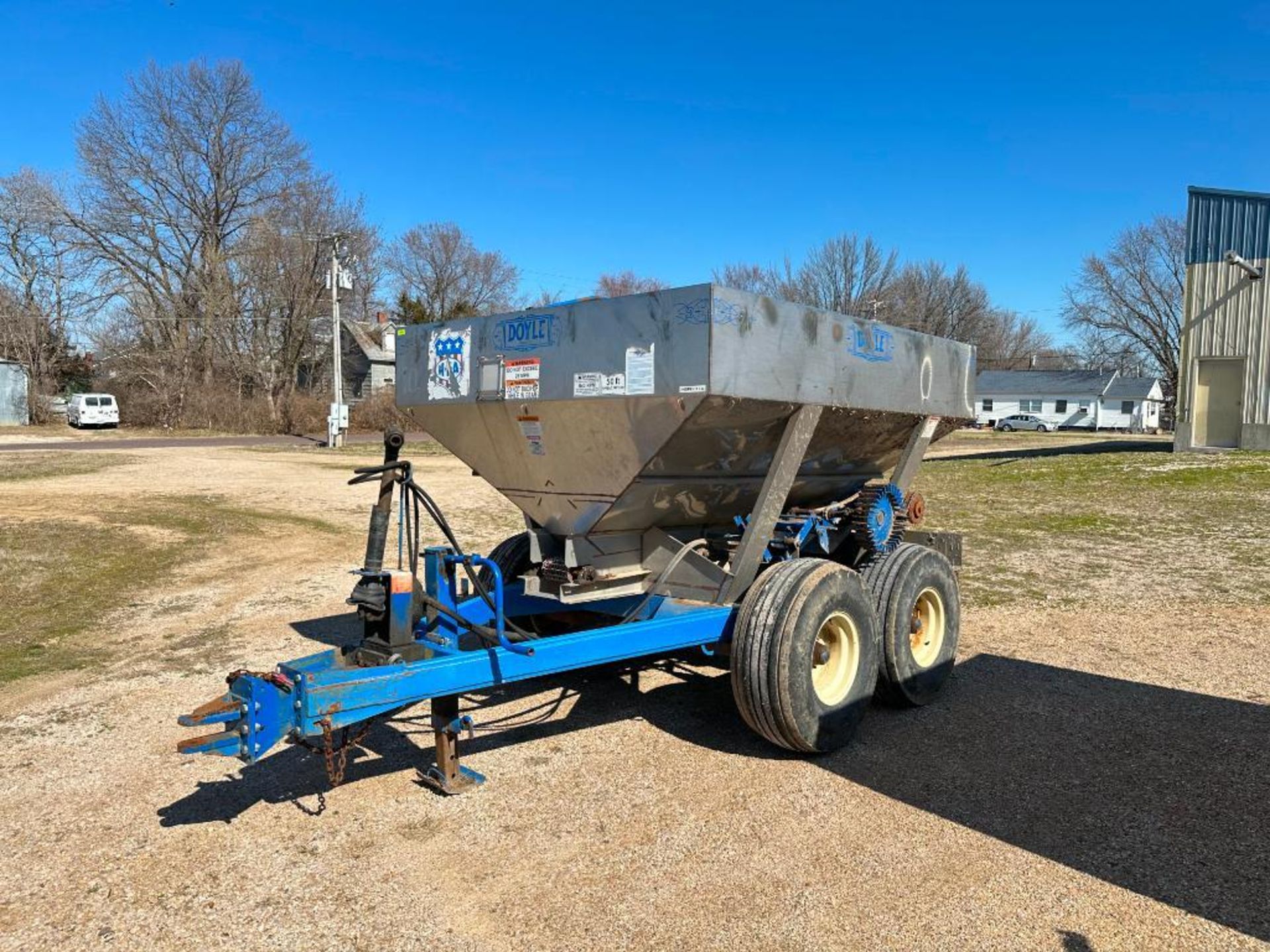 DOYLE PULL-TYPE DRY LITTER/ FERTILIZER SPREADER BRAND/MODEL: DOYLE GWD6T-ST INFORMATION: 6-TON CAP, - Image 3 of 36