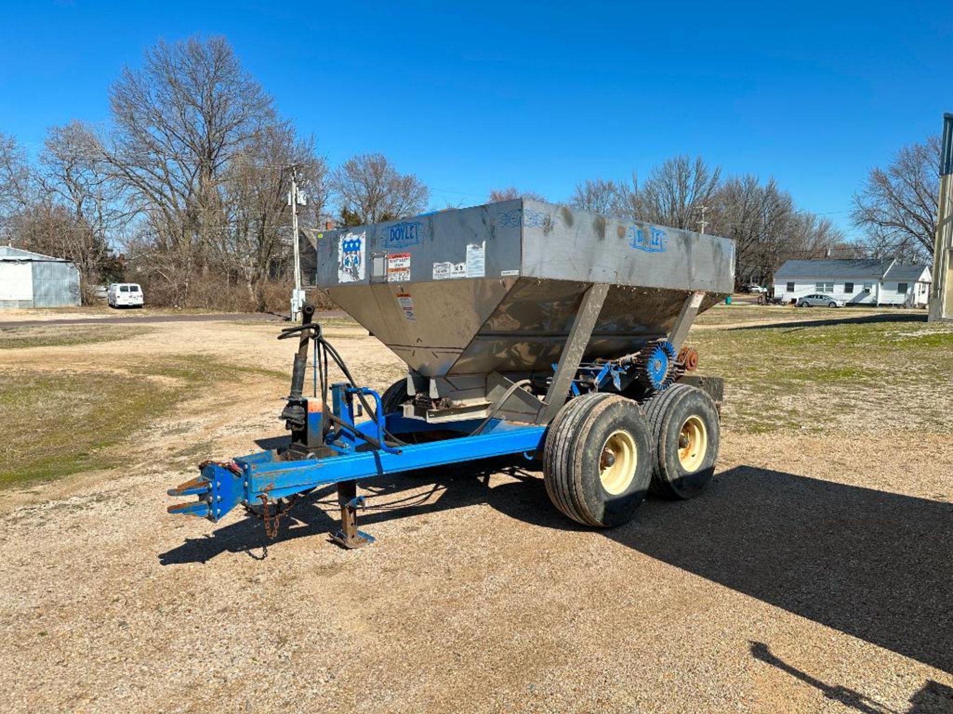 DOYLE PULL-TYPE DRY LITTER/ FERTILIZER SPREADER BRAND/MODEL: DOYLE GWD6T-ST INFORMATION: 6-TON CAP, - Image 4 of 36