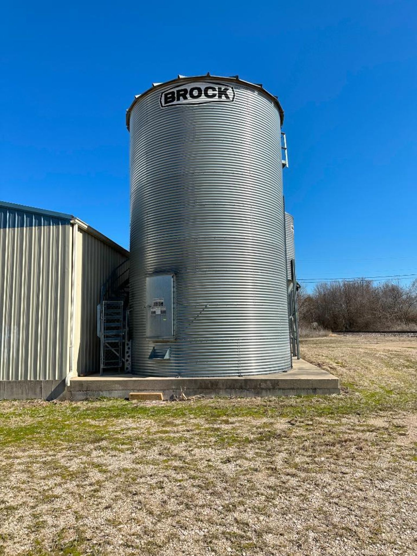 BROCK 21' ON FARM FEED HOLDING BIN W/ 22" CENTRIFUGAL FAN W/ CONTROL (SEE PHOTOS) BRAND/MODEL: BROCK - Image 5 of 21