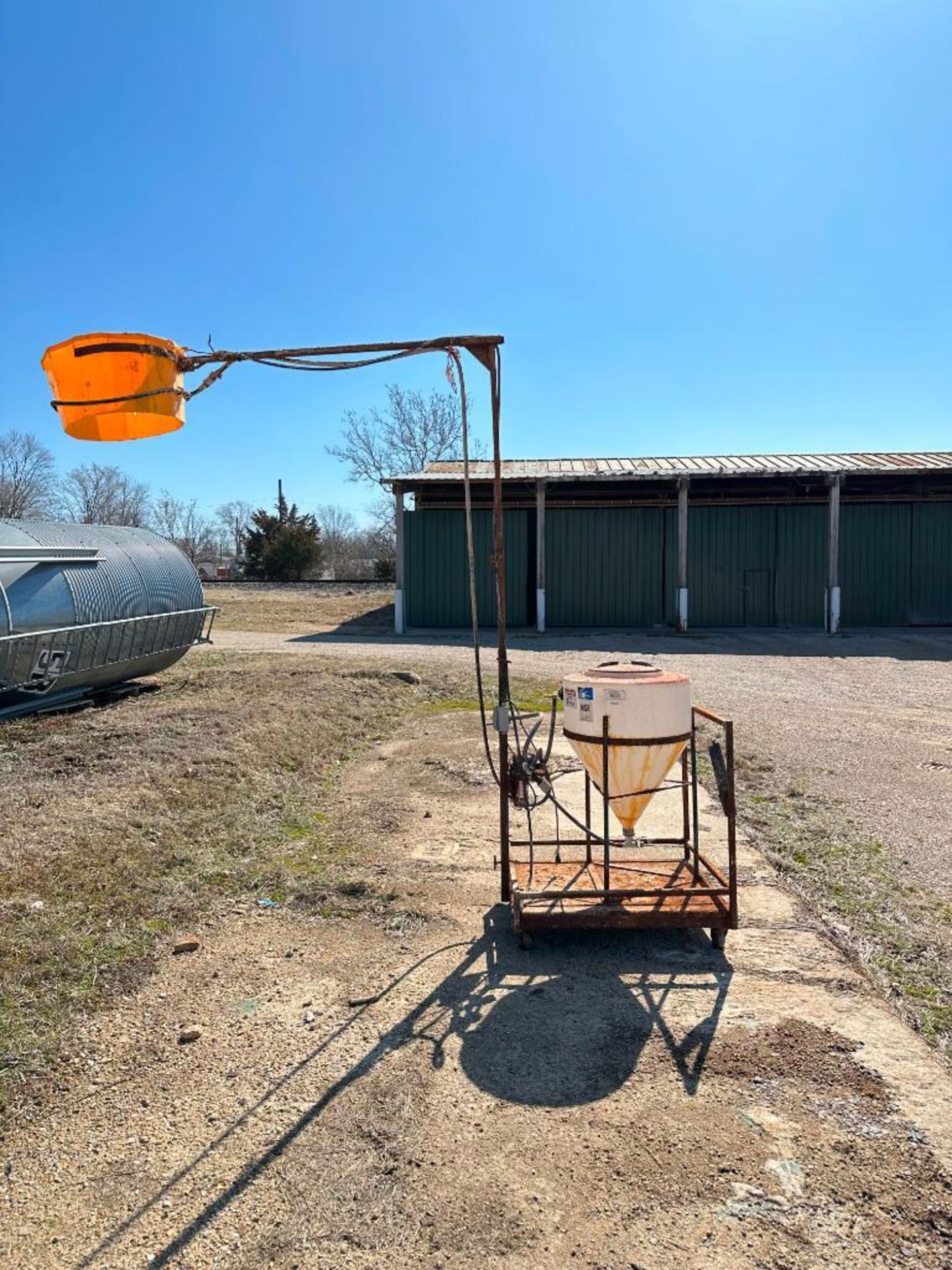 INDUSTRIAL FERTILIZER W/ 30 GALLON TANK & REMCO 5500 SERIES PUMP SIZE: 30 GALLON LOCATION: LOT - Image 3 of 13