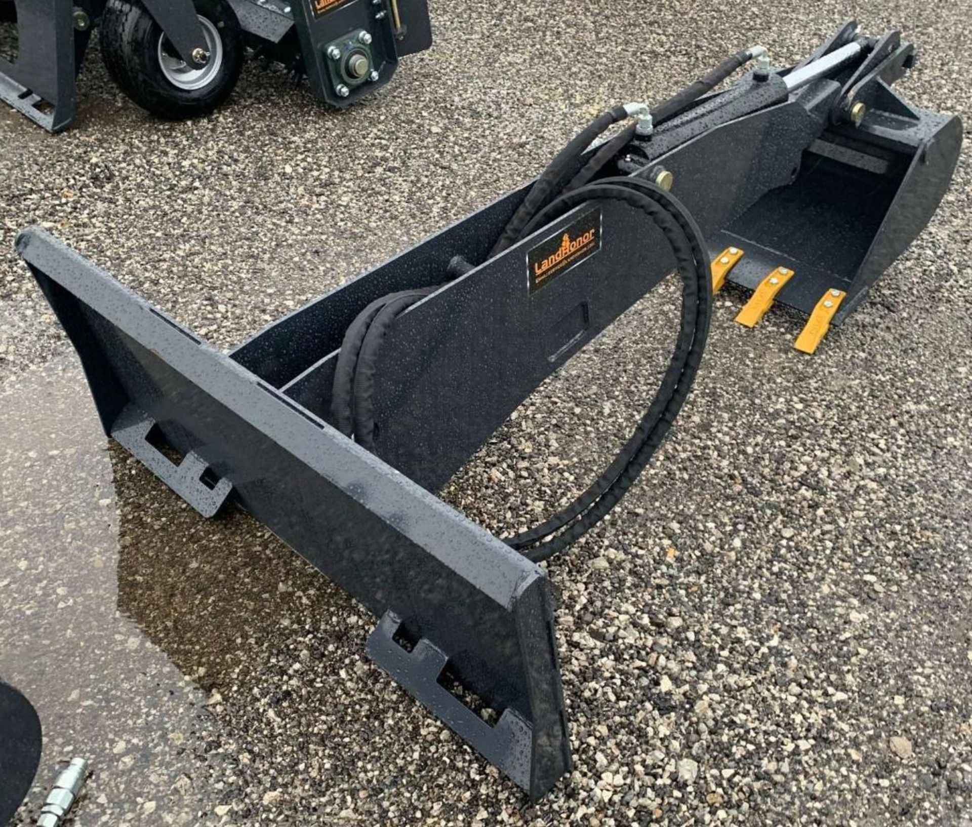 LAND HONOR HYDRAULIC BACKHOE DIGGING SKID STEER ATTACHMENT BRAND/MODEL: LANDHONOR DGB-14-84D INFORMA