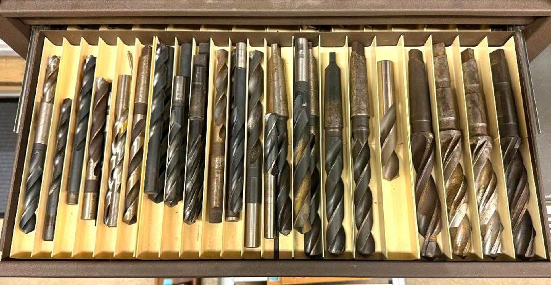 MACHINING TOOL CASE FILLED WITH ASSORTED REAMERS, END MILLS, AND DRILL BITS BRAND/MODEL: KENNEDY INF - Image 10 of 15