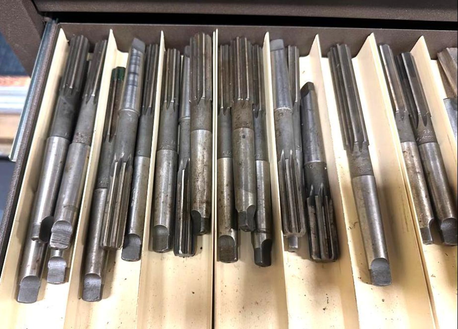 MACHINING TOOL CASE FILLED WITH ASSORTED REAMERS, END MILLS, AND DRILL BITS BRAND/MODEL: KENNEDY INF - Image 15 of 15