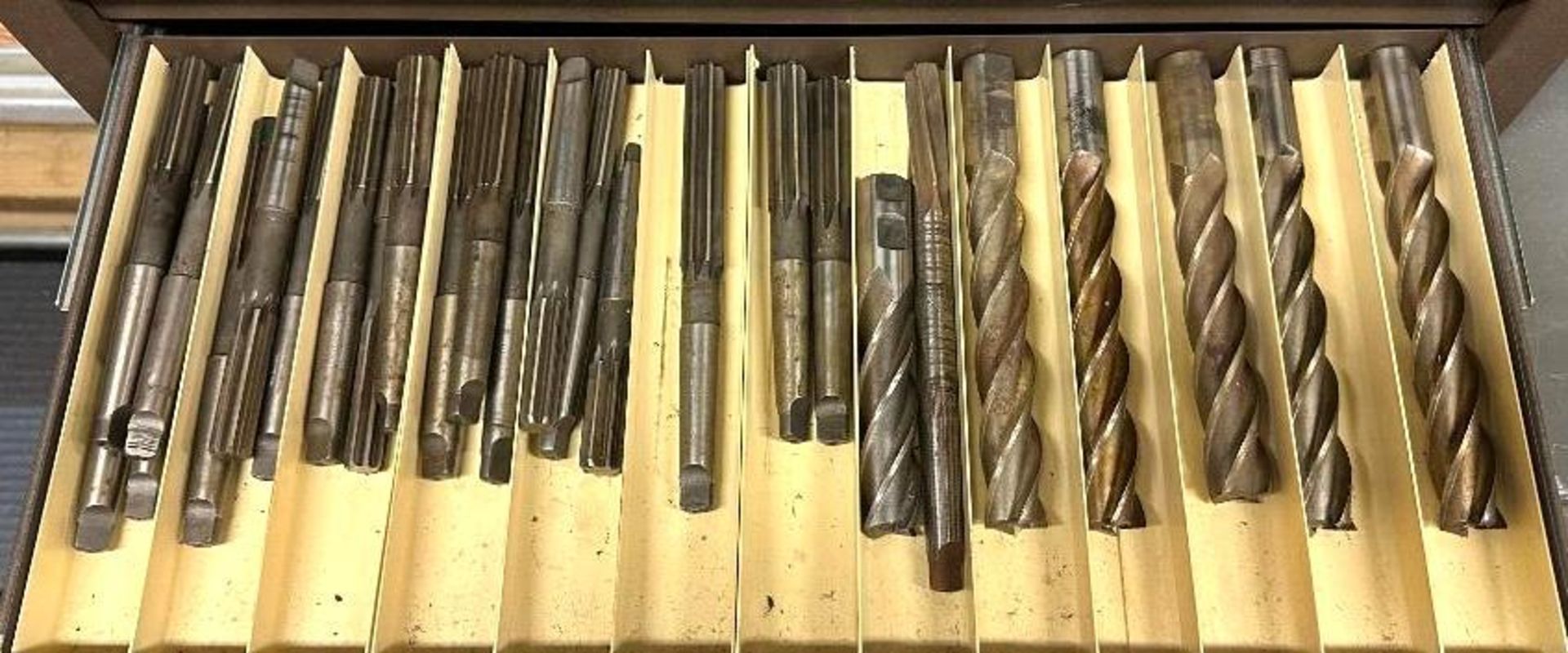 MACHINING TOOL CASE FILLED WITH ASSORTED REAMERS, END MILLS, AND DRILL BITS BRAND/MODEL: KENNEDY INF - Image 13 of 15