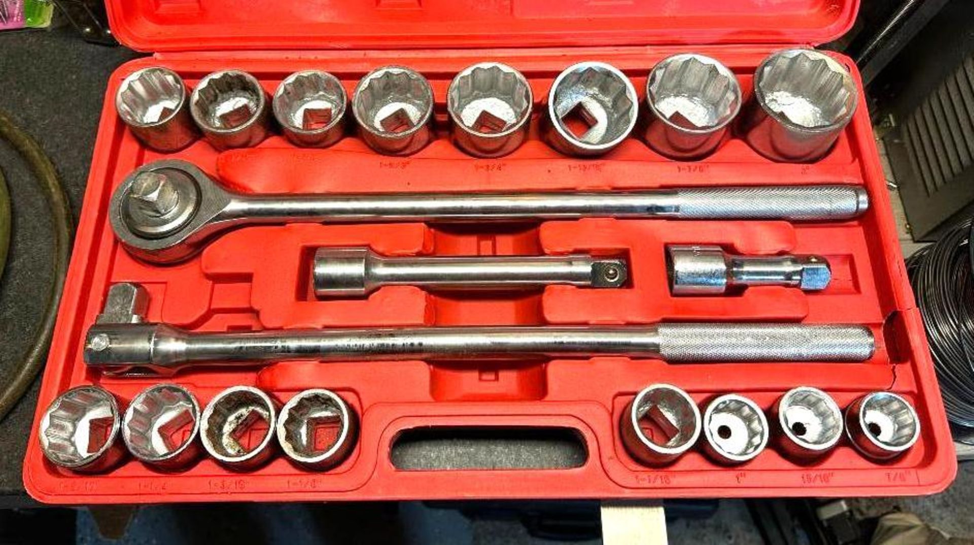 21PC SOCKET WRENCH SET INFORMATION: 3/4" DRIVE SIZE: 7/8"-2" LOCATION: GARAGE QTY: 1