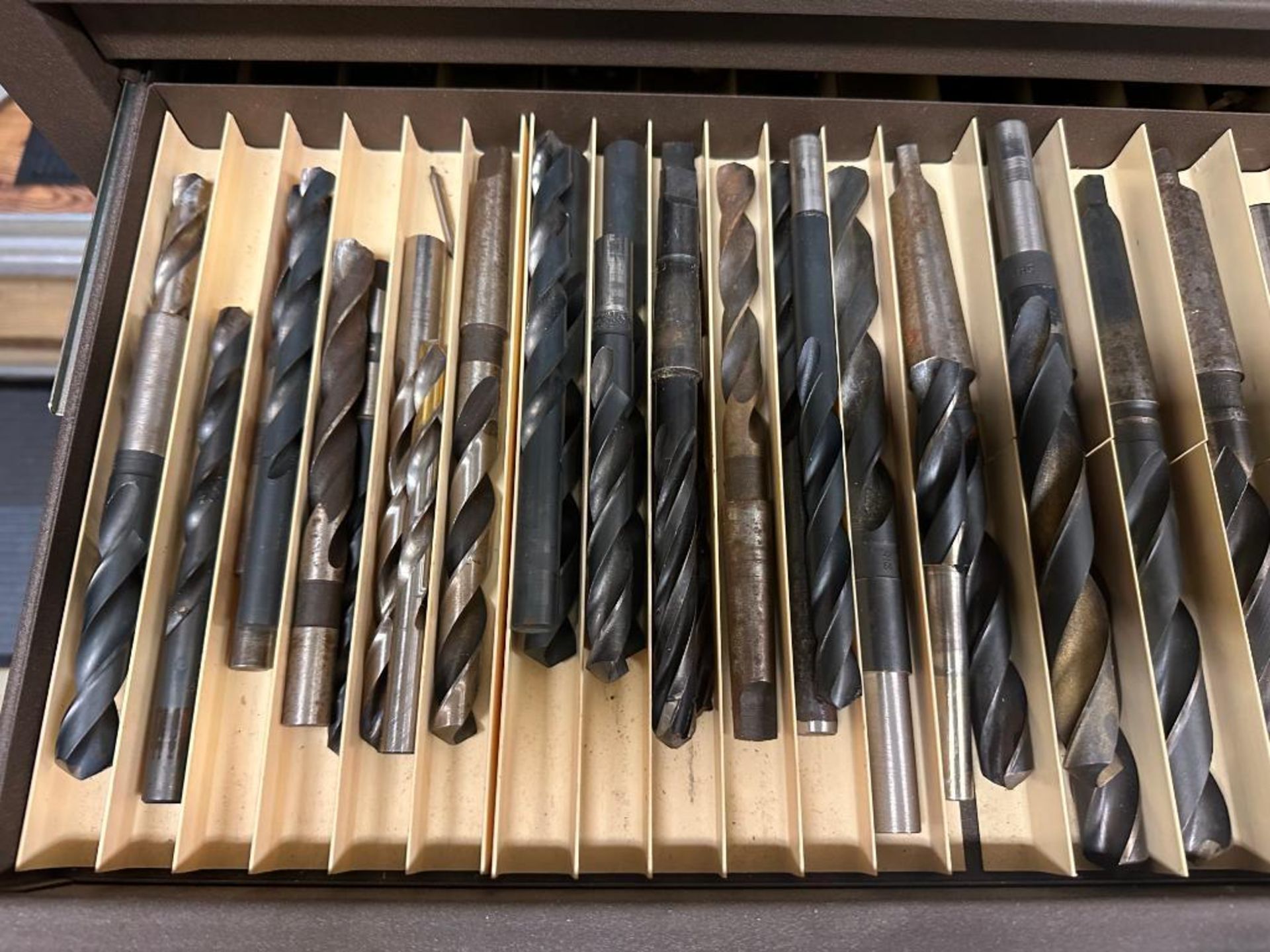 MACHINING TOOL CASE FILLED WITH ASSORTED REAMERS, END MILLS, AND DRILL BITS BRAND/MODEL: KENNEDY INF - Image 12 of 15