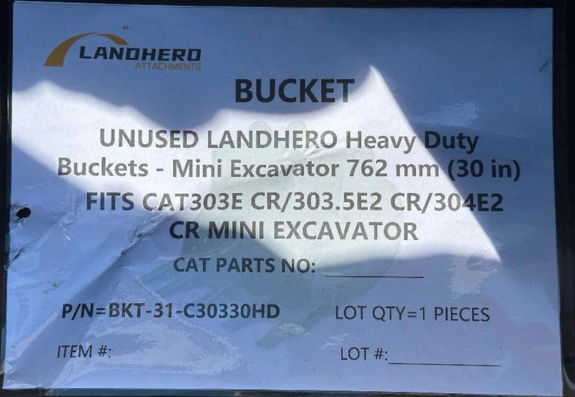 DESCRIPTION: 30" HEAVY DUTY MINI EXCAVATOR BUCKET ATTACHMENT BRAND / MODEL: LANDHERO BKT-31-C30330HD - Image 10 of 10