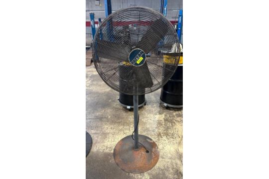 DESCRIPTION: PATTON 25" INDUSTRIAL PEDESTAL FAN. BRAND / MODEL: PATTON LOCATION: SERVICE BAY QTY: 1 - Image 1 of 3