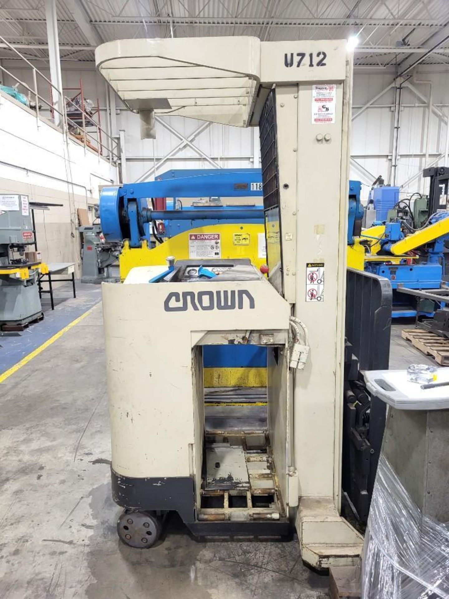 Crown 45RRTT-S 4,500lb Stand Up Reach Truck *NOT FULLY FUNCTIONAL* - Image 4 of 6