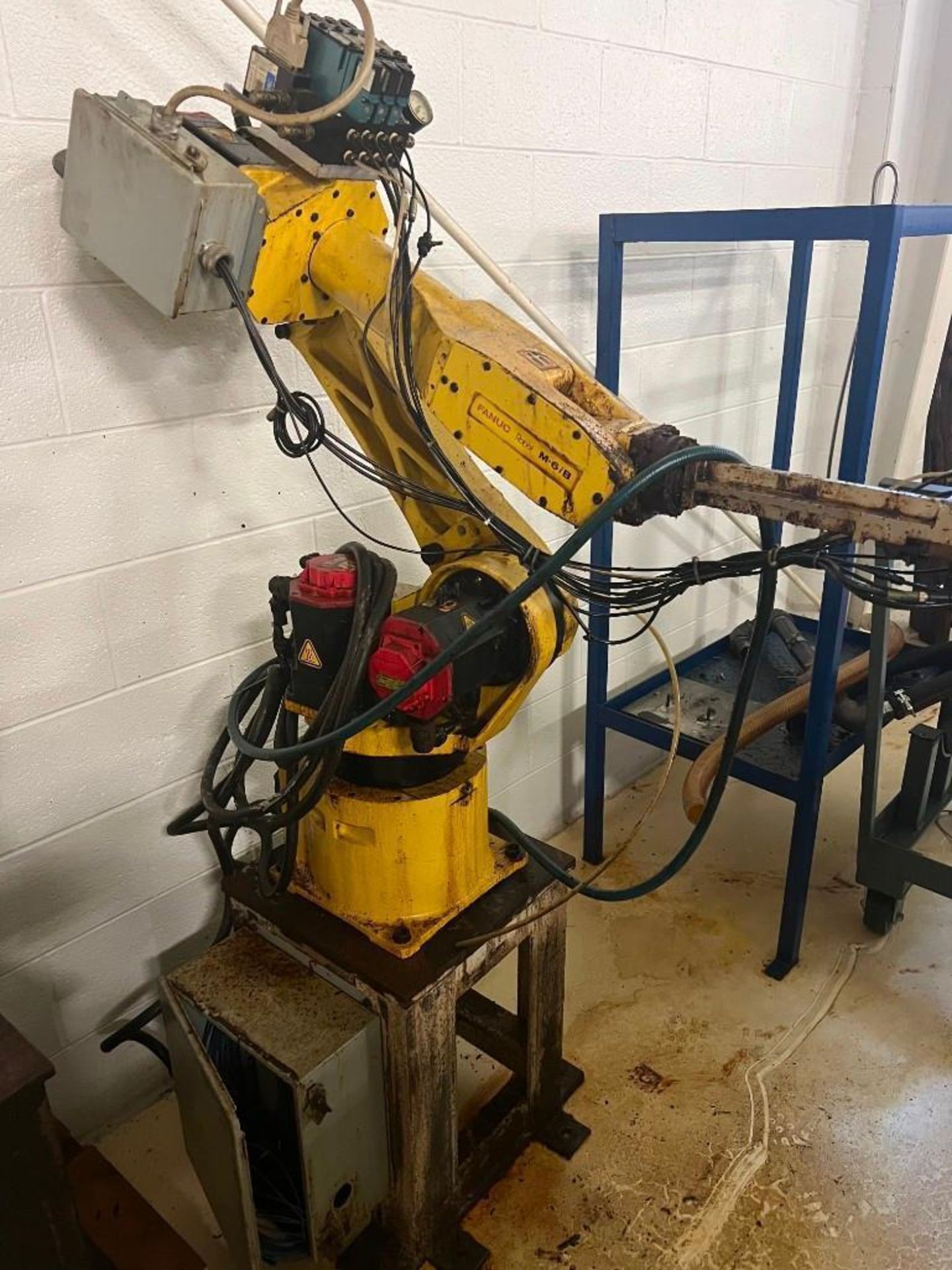 2005 Fanuc M-6iB Robot w/R-J3iC Controller