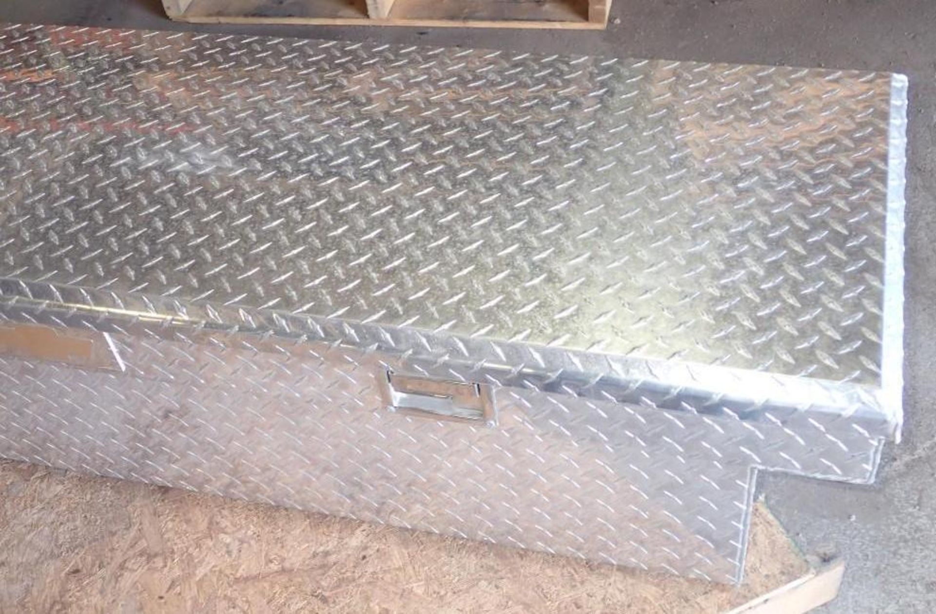 Cross Bed Aluminum Tool Box - Genuine GM - Image 4 of 9