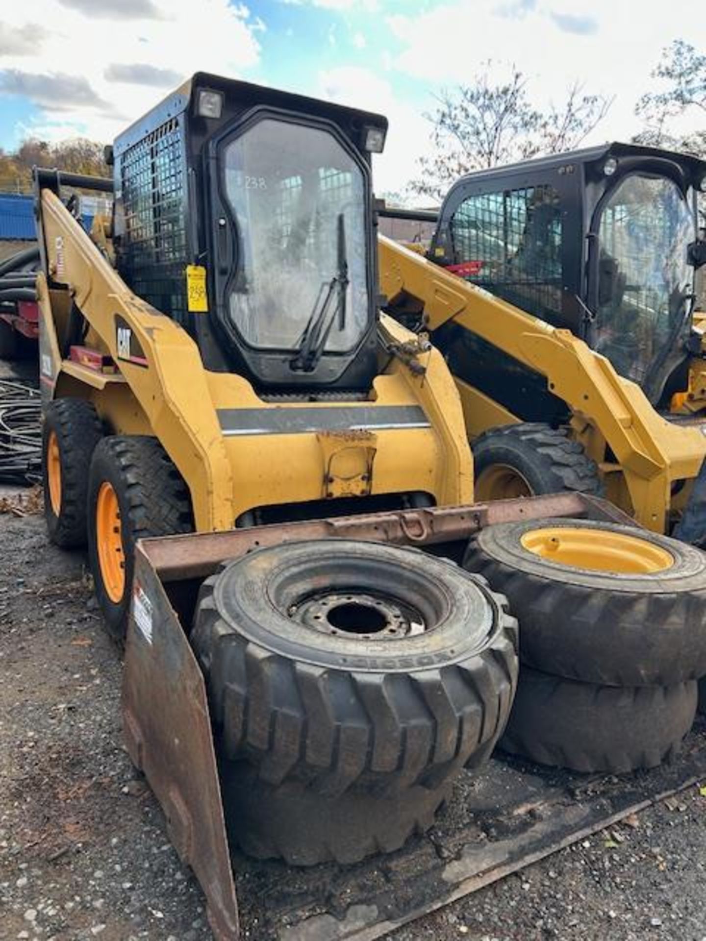 Cat 262B Skid Steer Loader with Bucket & (4) Extra Tires