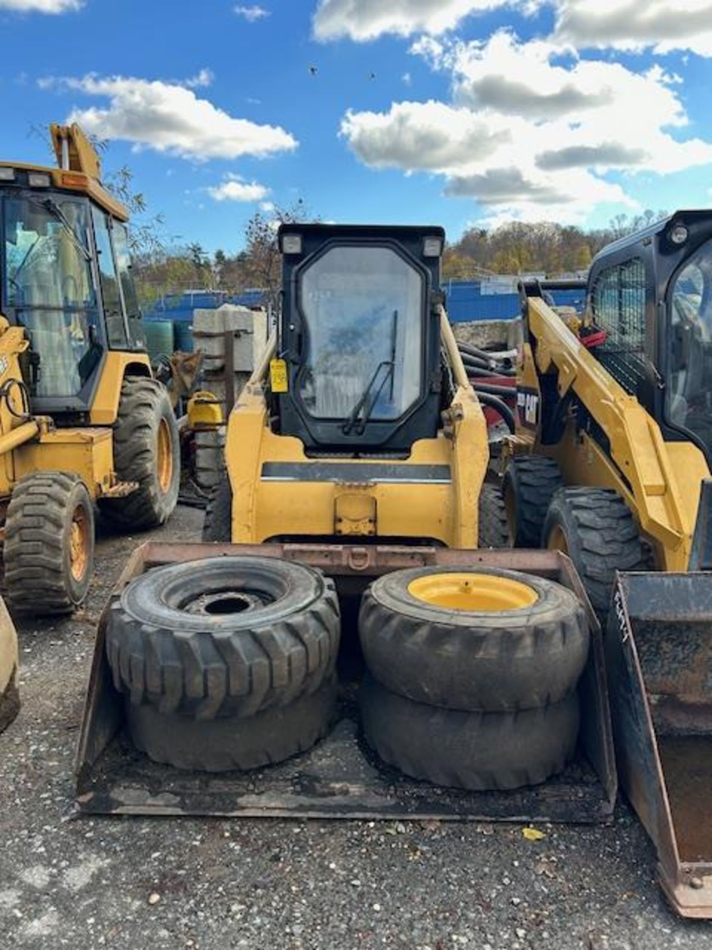 Cat 262B Skid Steer Loader with Bucket & (4) Extra Tires - Image 3 of 4