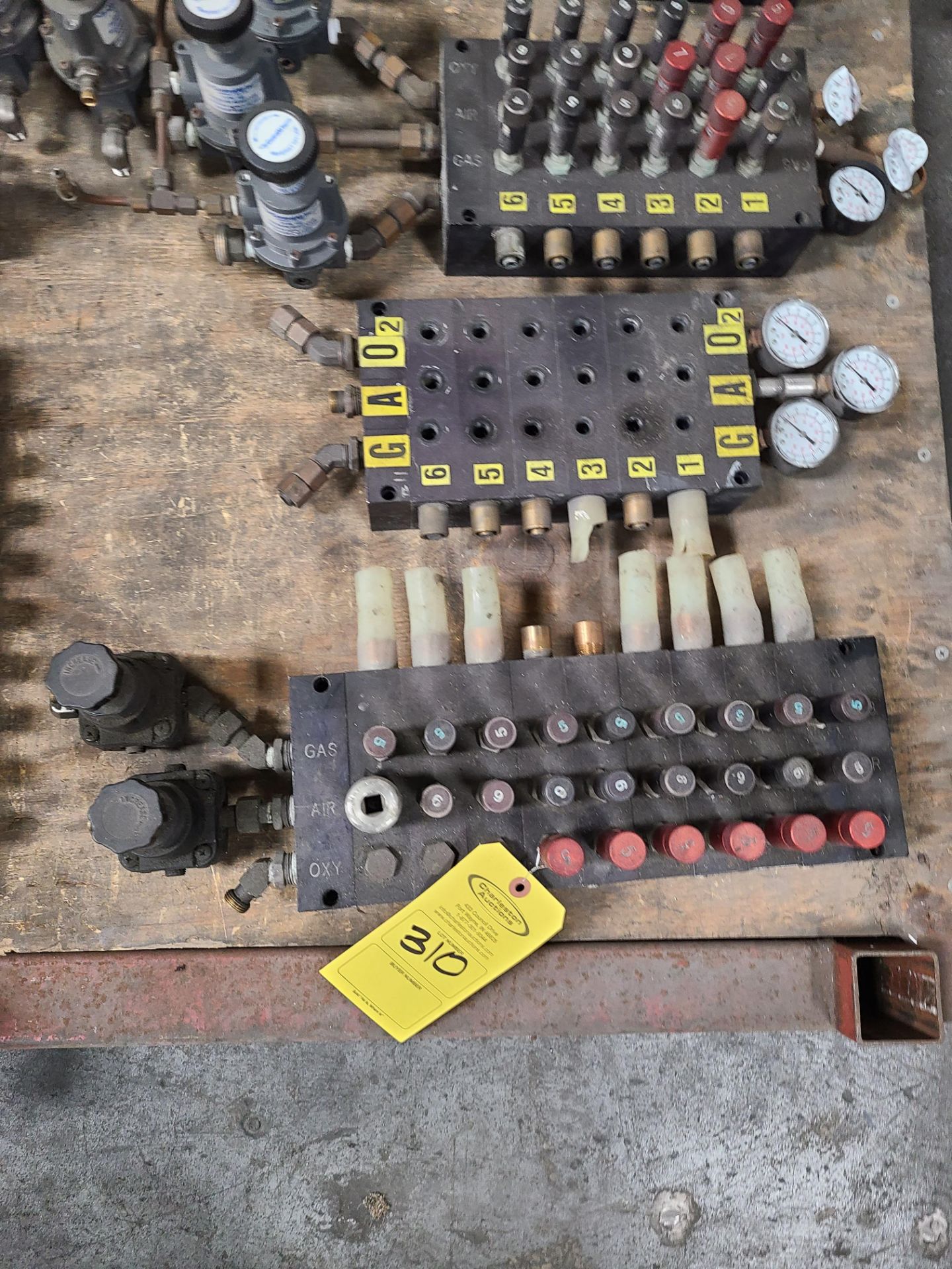 PALLET WITH (9) MANIFOLD WITH ASHCRAFT GAUGES AND CONTROL AIR VALVES - Image 4 of 5