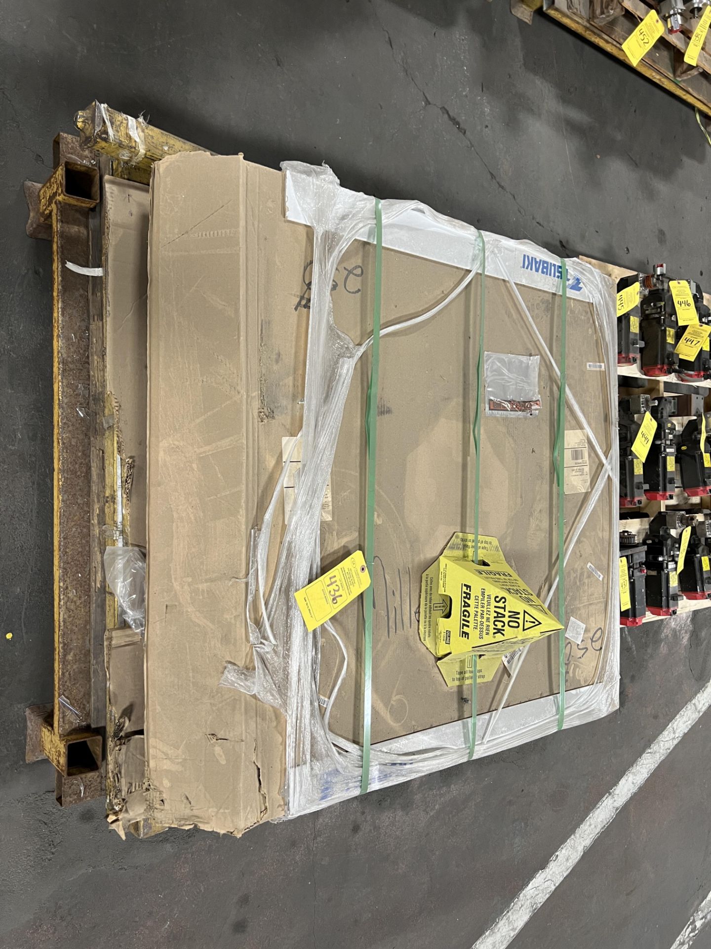 PALLET WITH CONVEYOR CHAIN