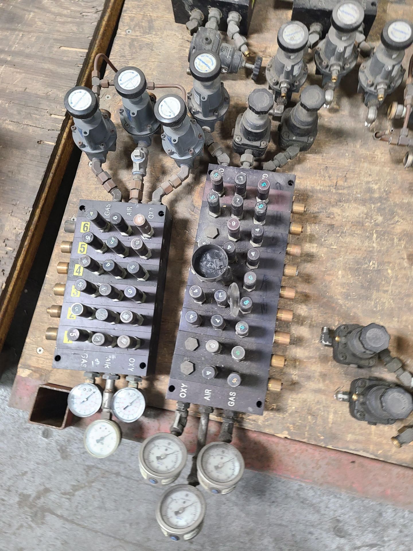 PALLET WITH (9) MANIFOLD WITH ASHCRAFT GAUGES AND CONTROL AIR VALVES - Image 5 of 5