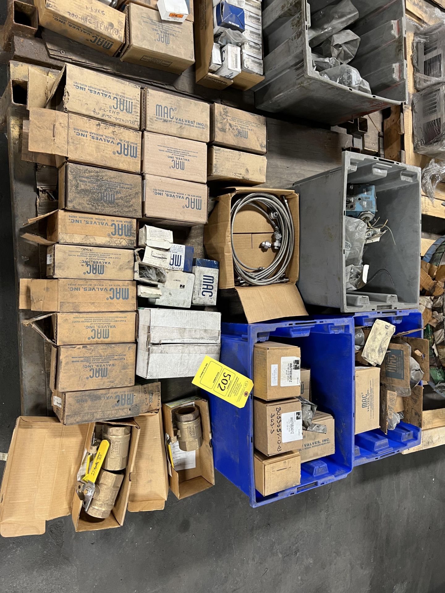 PALLET WITH MAC VALVES; 6211C-112-PM-114DA AND OTHERS