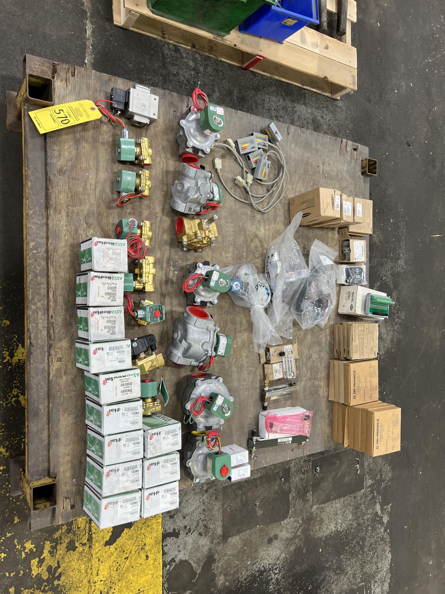 PALLET WITH ASCO REDHAT VALVES; TRI-TRONICS 14565 SENSORS; FLOW METERS; TERMINAL; ITW 100055 - Image 2 of 8